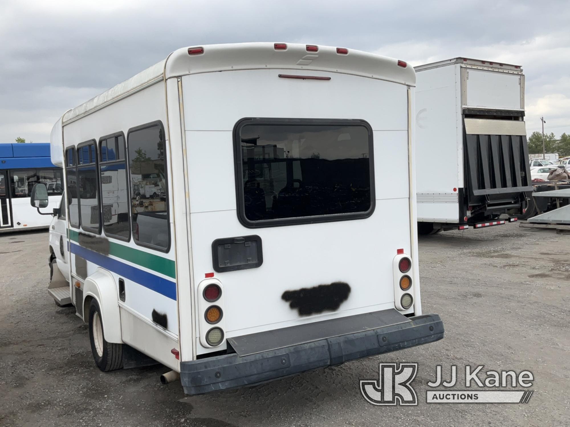 (Jurupa Valley, CA) 2006 Ford E350 Cutaway Runs & Moves, Paint Damage, Bad Charging System