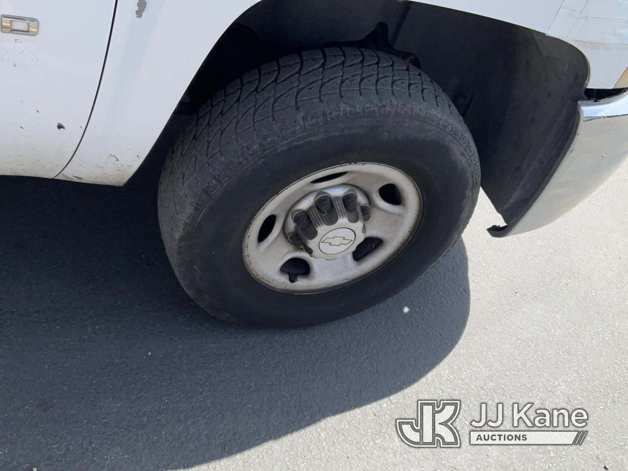 (Jurupa Valley, CA) 2010 Chevrolet Silverado 2500HD Regular Cab Pickup 2-DR Runs & Moves, Check Engi