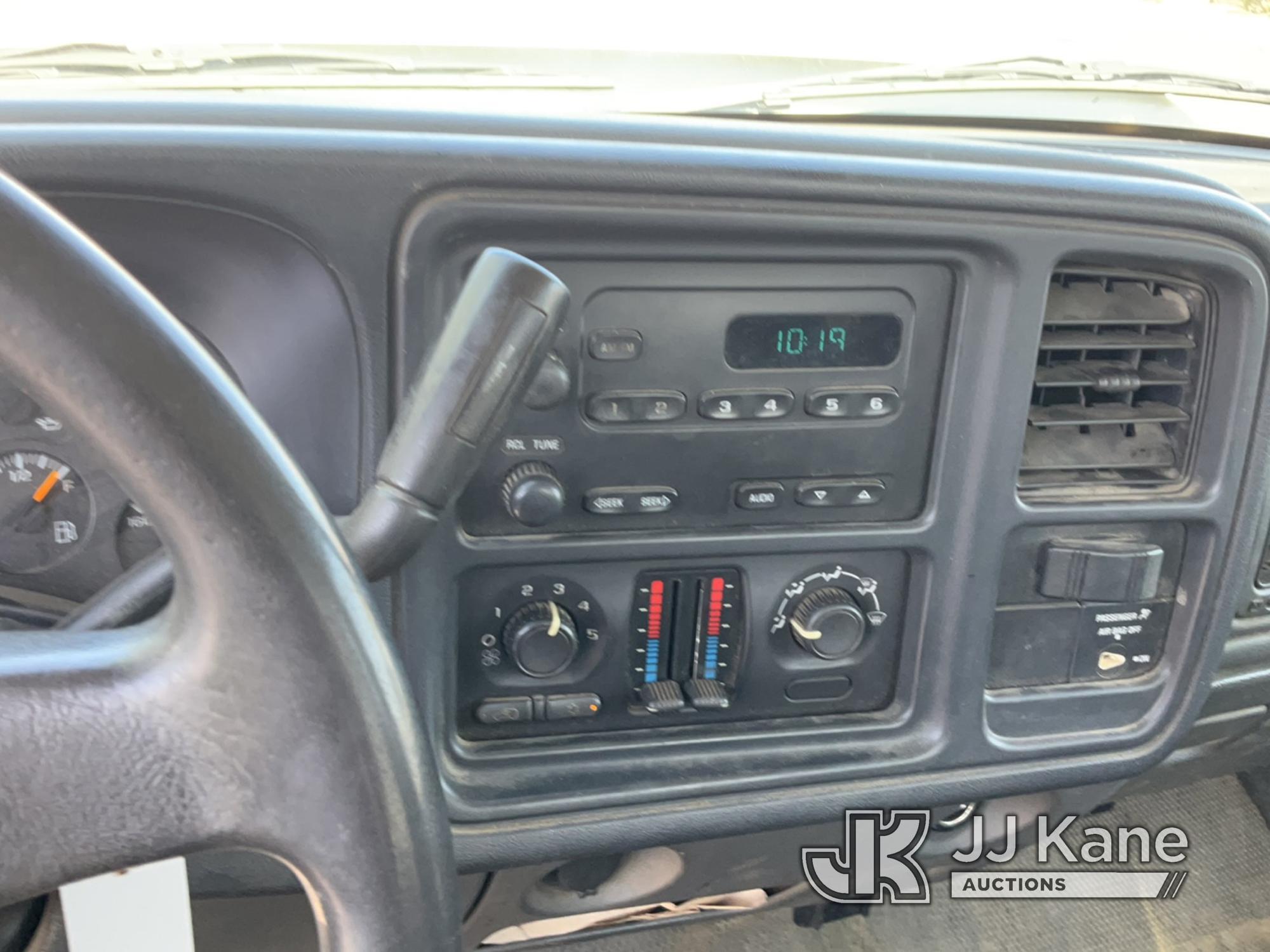 (Jurupa Valley, CA) 2005 Chevrolet Silverado 2500HD Regular Cab Pickup 2-DR Runs & Moves, Check Engi