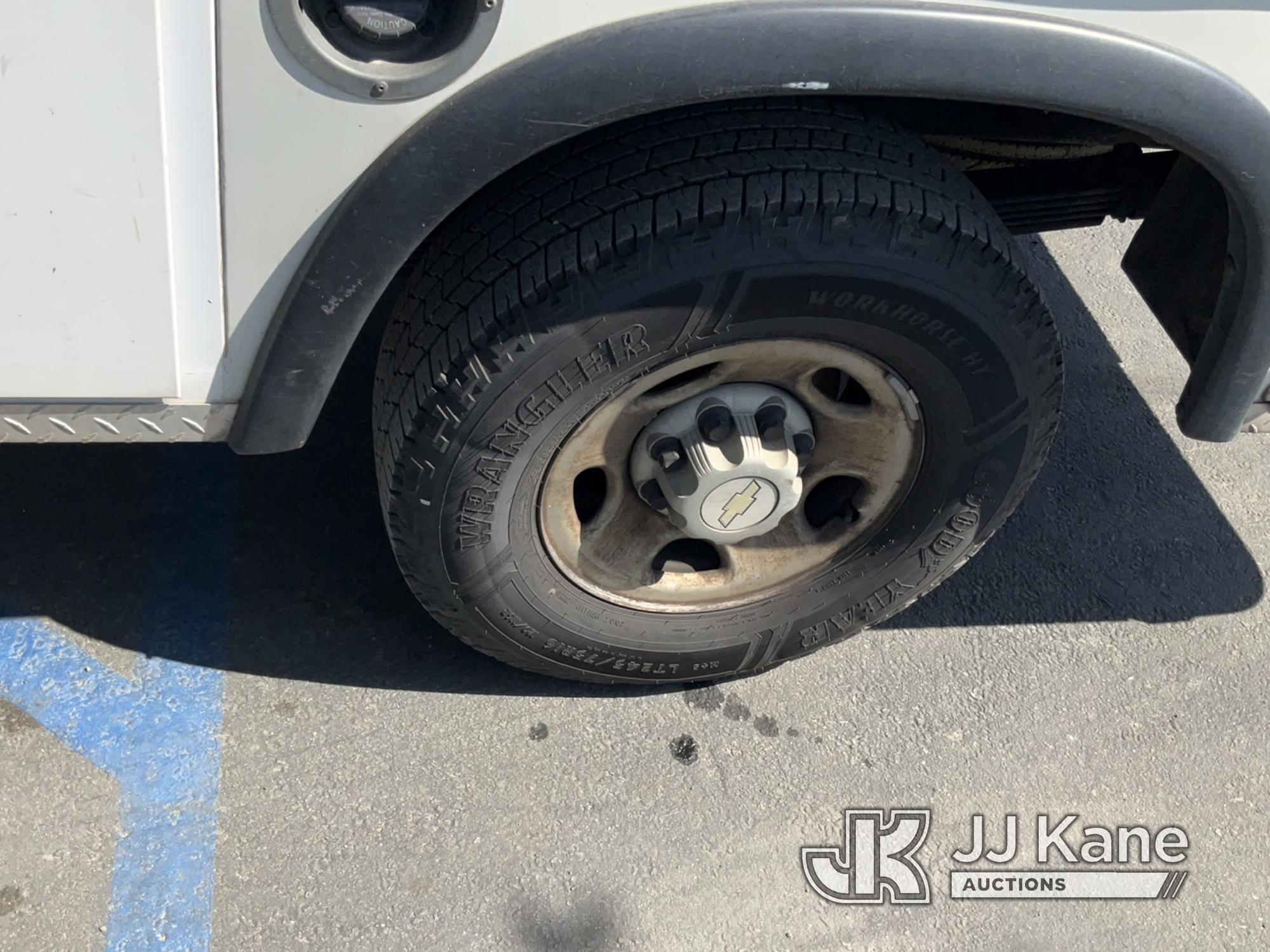 (Jurupa Valley, CA) 2005 Chevrolet Silverado 2500HD Regular Cab Pickup 2-DR Runs & Moves, Check Engi