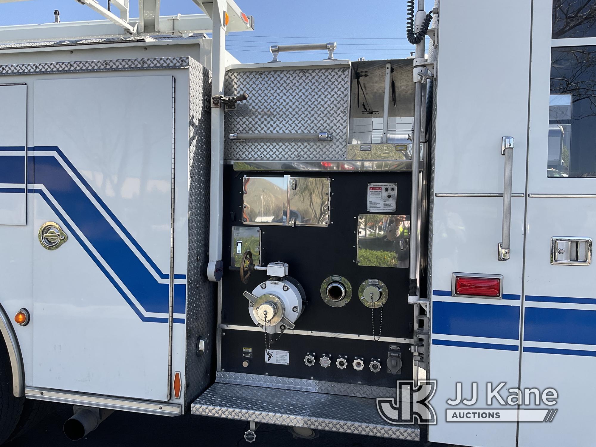 (Jurupa Valley, CA) 2000 Pierce Model Tilt Cab Fire Truck Runs & Moves, Does Not Have The Remote To