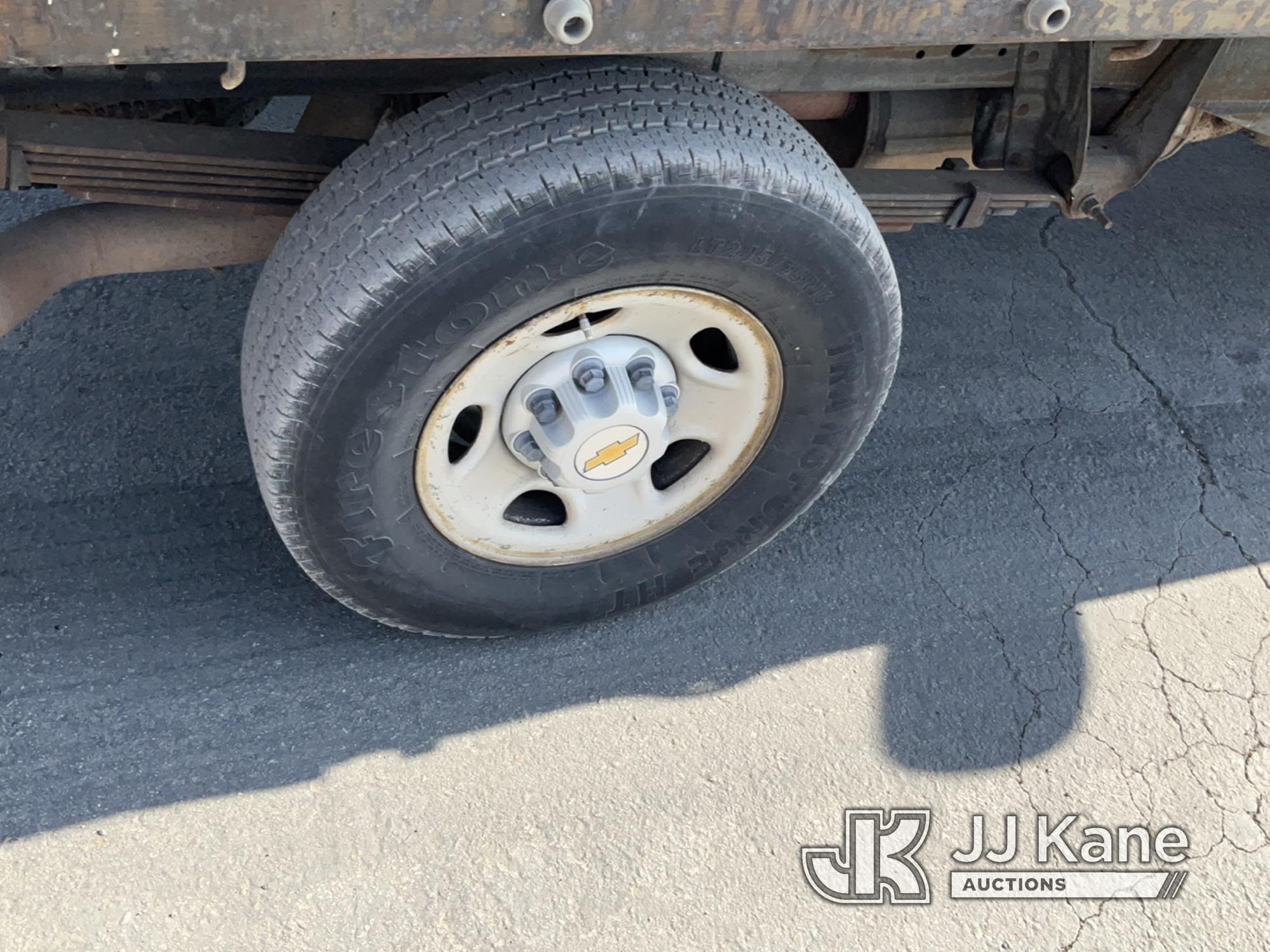 (Jurupa Valley, CA) 2001 Chevrolet Silverado 2500 Stake Truck Runs & Moves