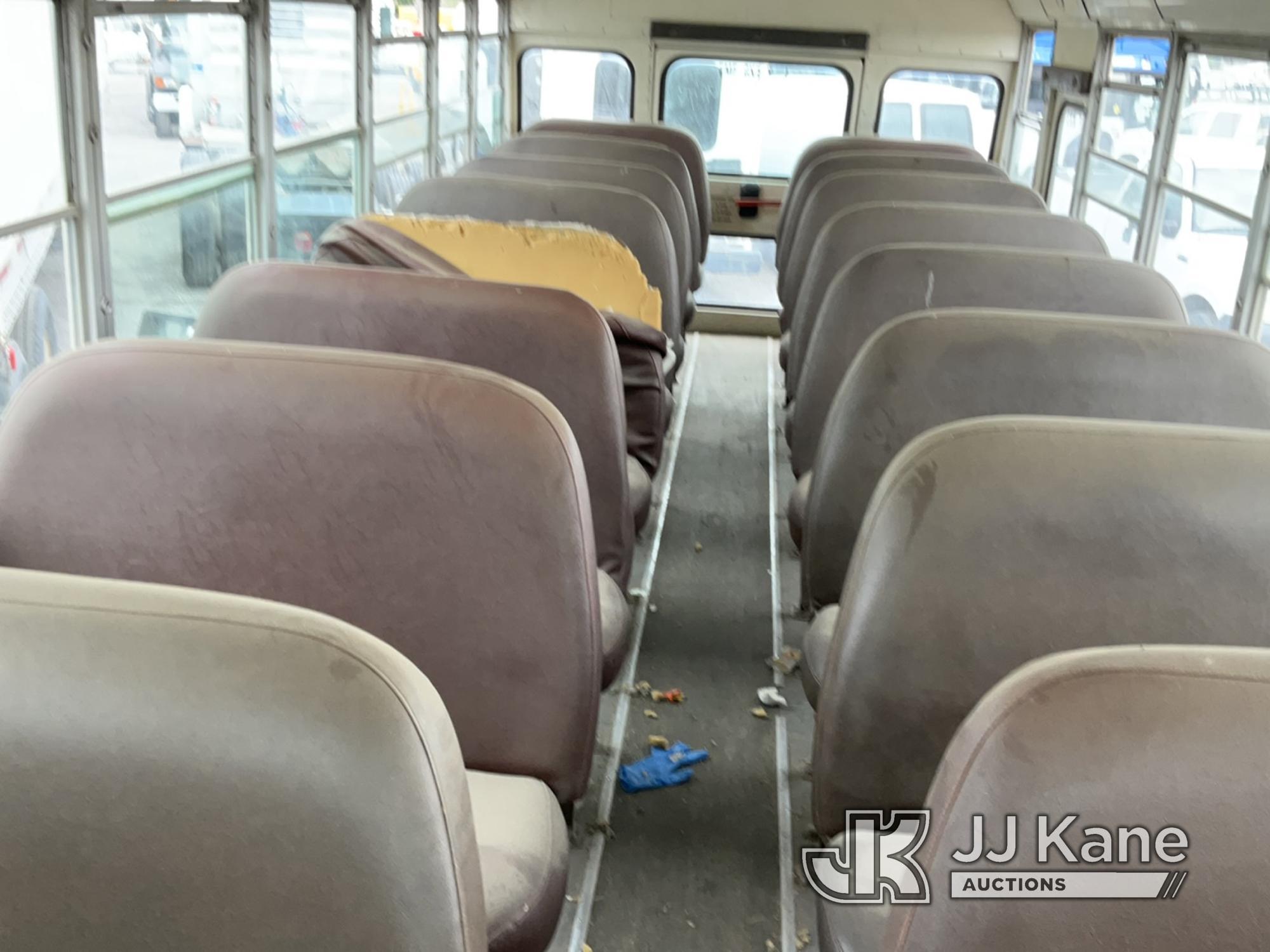 (Jurupa Valley, CA) 1990 Chevrolet 54 Passenger Passenger Bus Not Running, Paint Is Sun Damaged