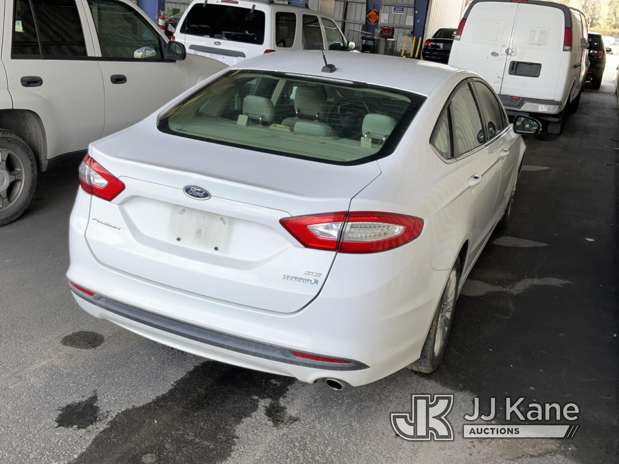 (Jurupa Valley, CA) 2014 Ford Fusion Hybrid 4-Door Sedan Runs & Moves