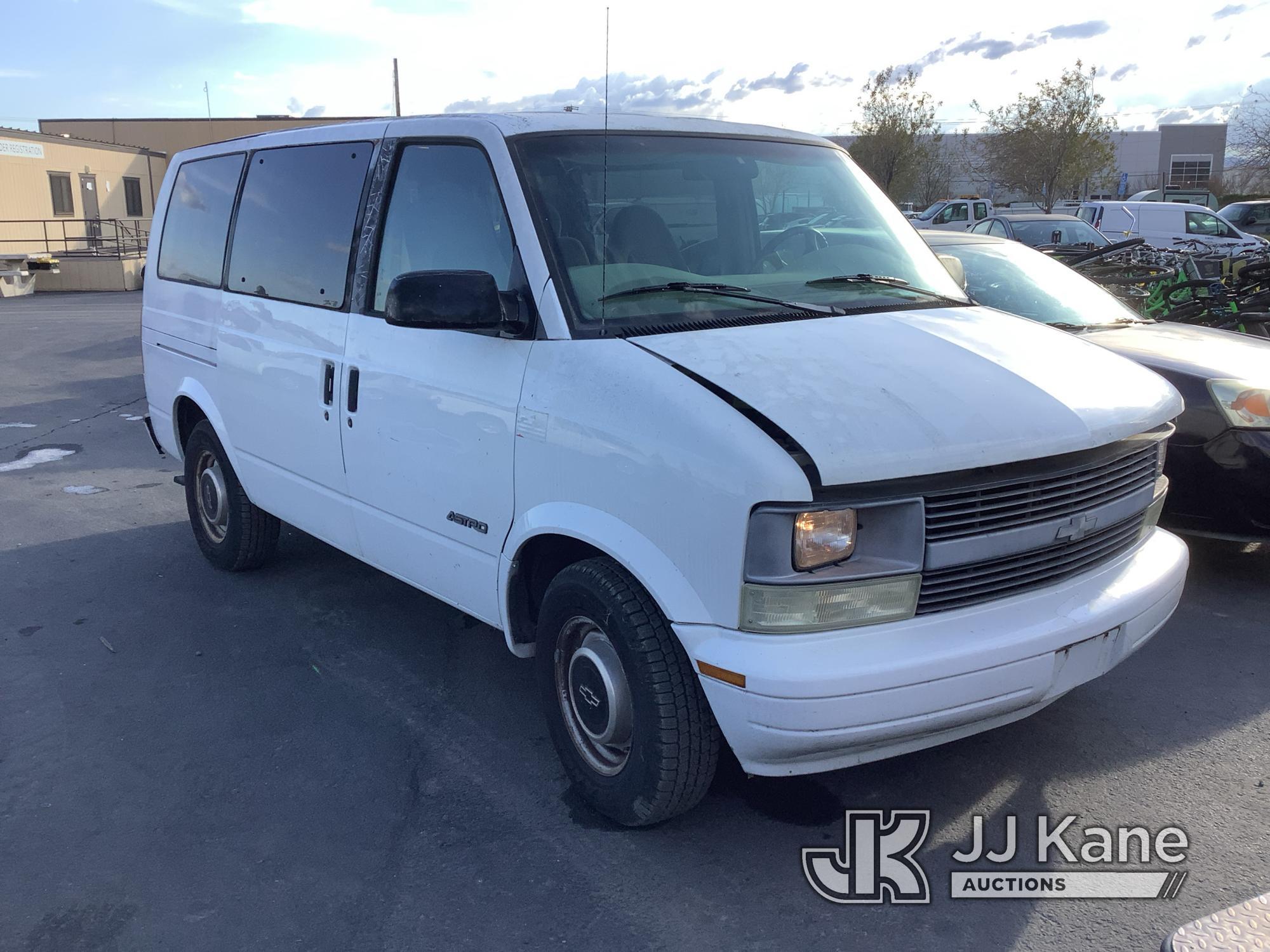 (Jurupa Valley, CA) 1999 Chevrolet Astro Passenger Van Runs & Moves, Back Door Does Not Open