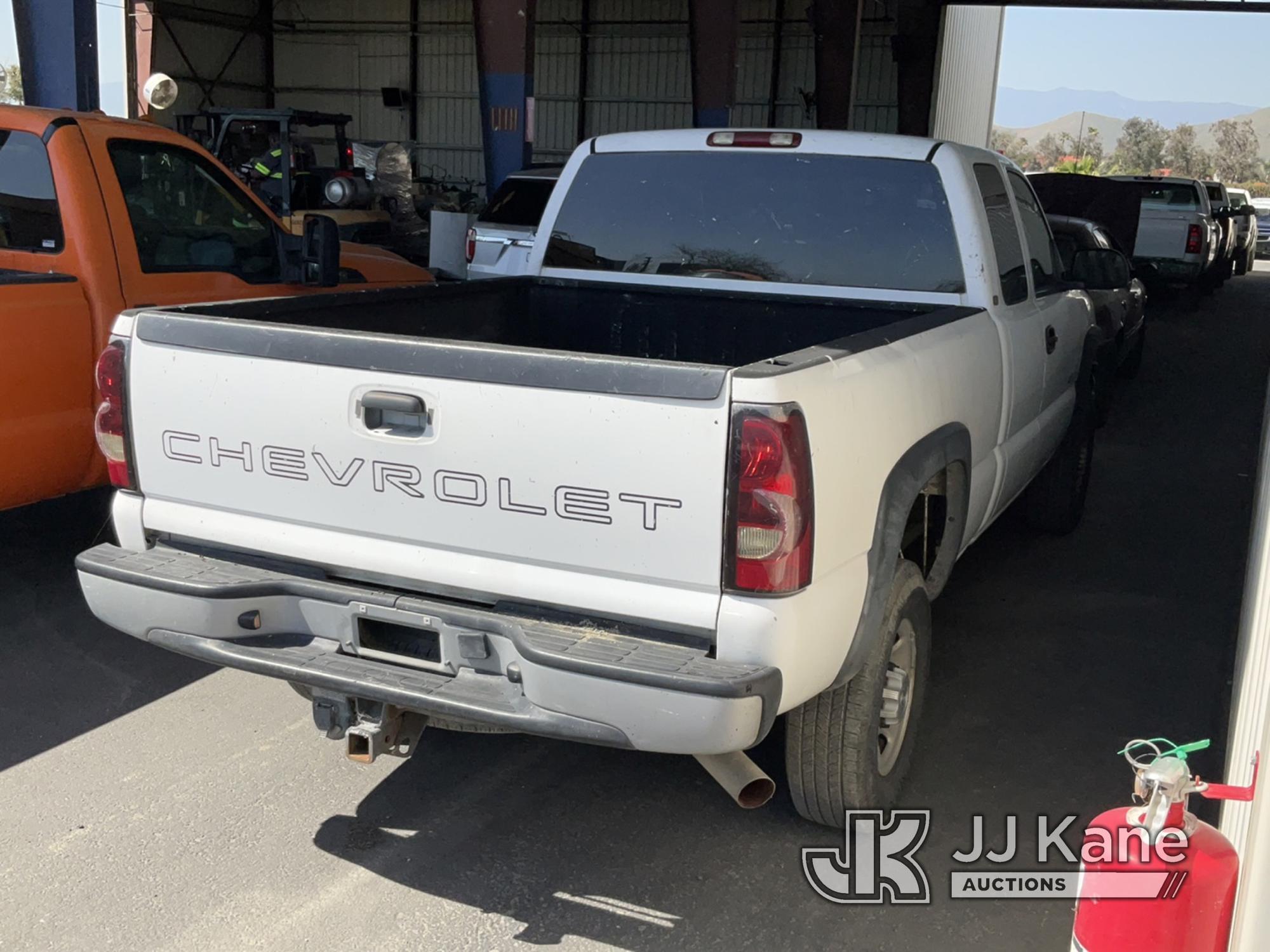 (Jurupa Valley, CA) 2004 Chevrolet Silverado 2500HD Extended-Cab Pickup Truck Runs & Moves