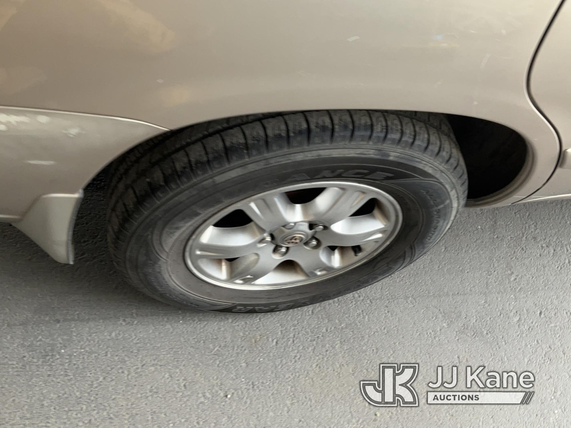 (Jurupa Valley, CA) 2006 Toyota Highlander 4-Door Sport Utility Vehicle Runs & Moves, Paint Damage