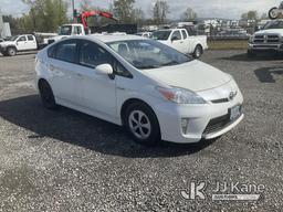 (Portland, OR) 2015 Toyota Prius Hybrid 4-Door Hybrid Sedan Runs & Moves) (Windshield Cracked