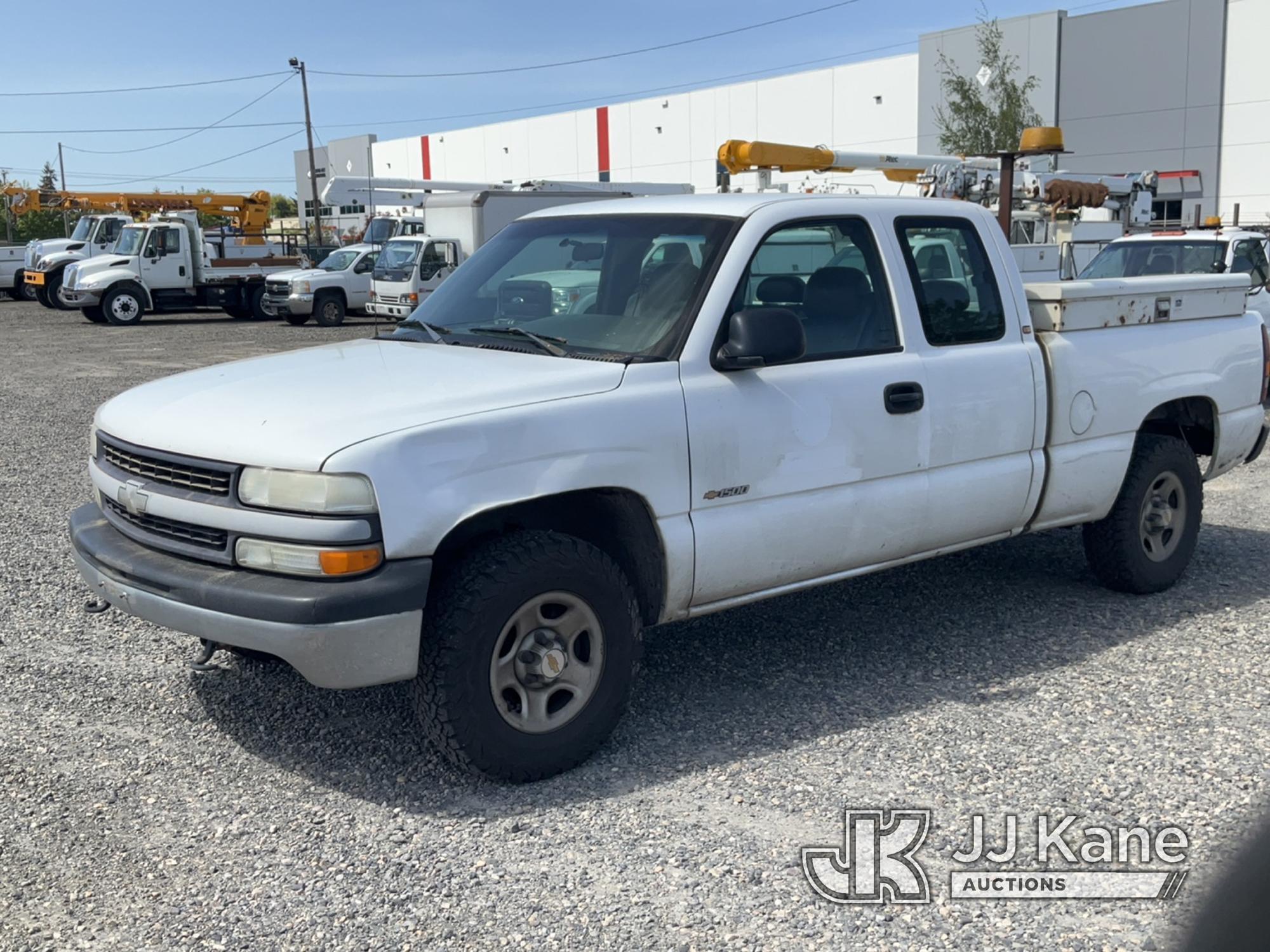 (Portland, OR) 2001 Chevrolet Silverado 1500 4x4 Extended-Cab Pickup Truck Runs & Moves