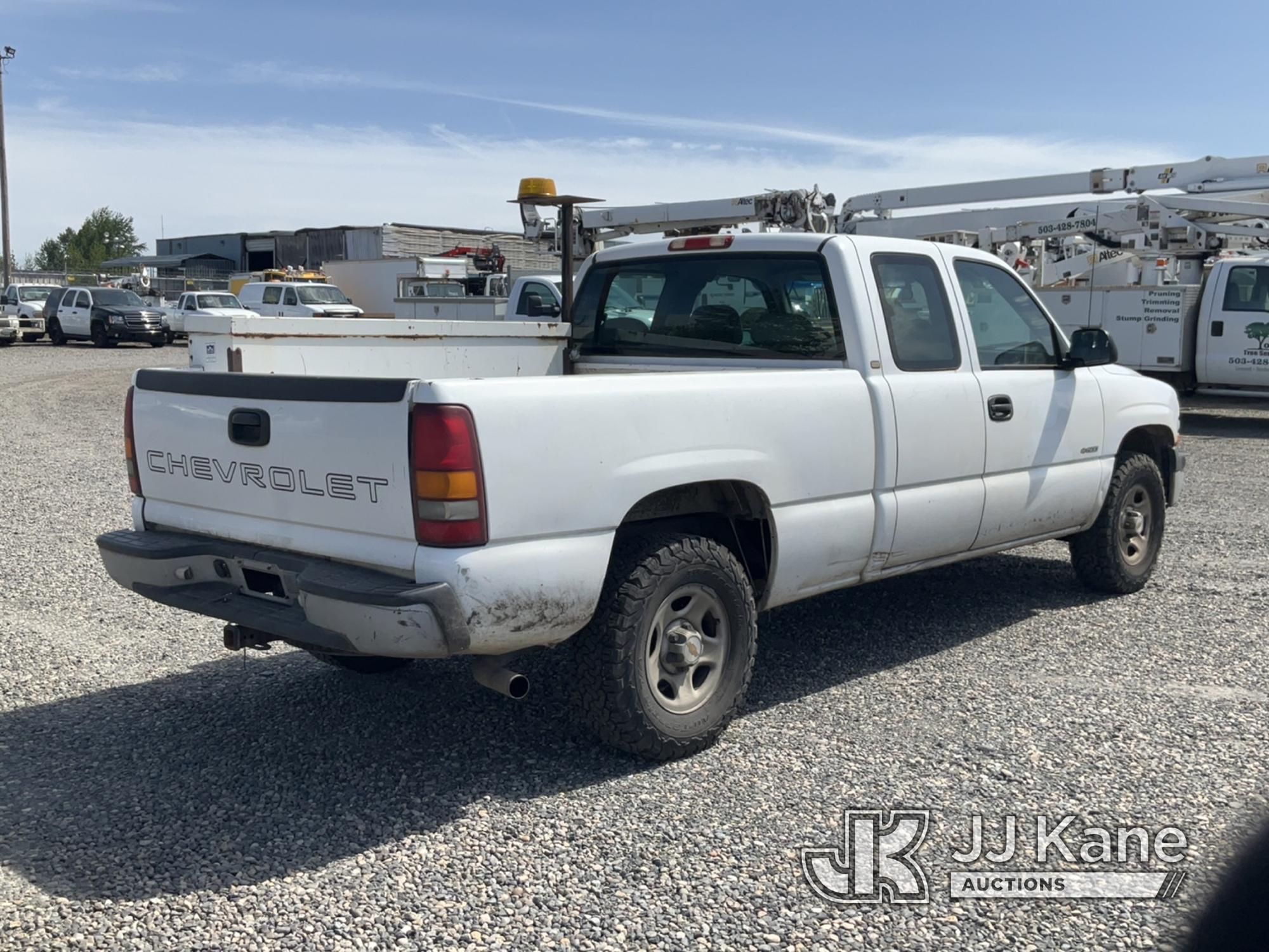 (Portland, OR) 2001 Chevrolet Silverado 1500 4x4 Extended-Cab Pickup Truck Runs & Moves