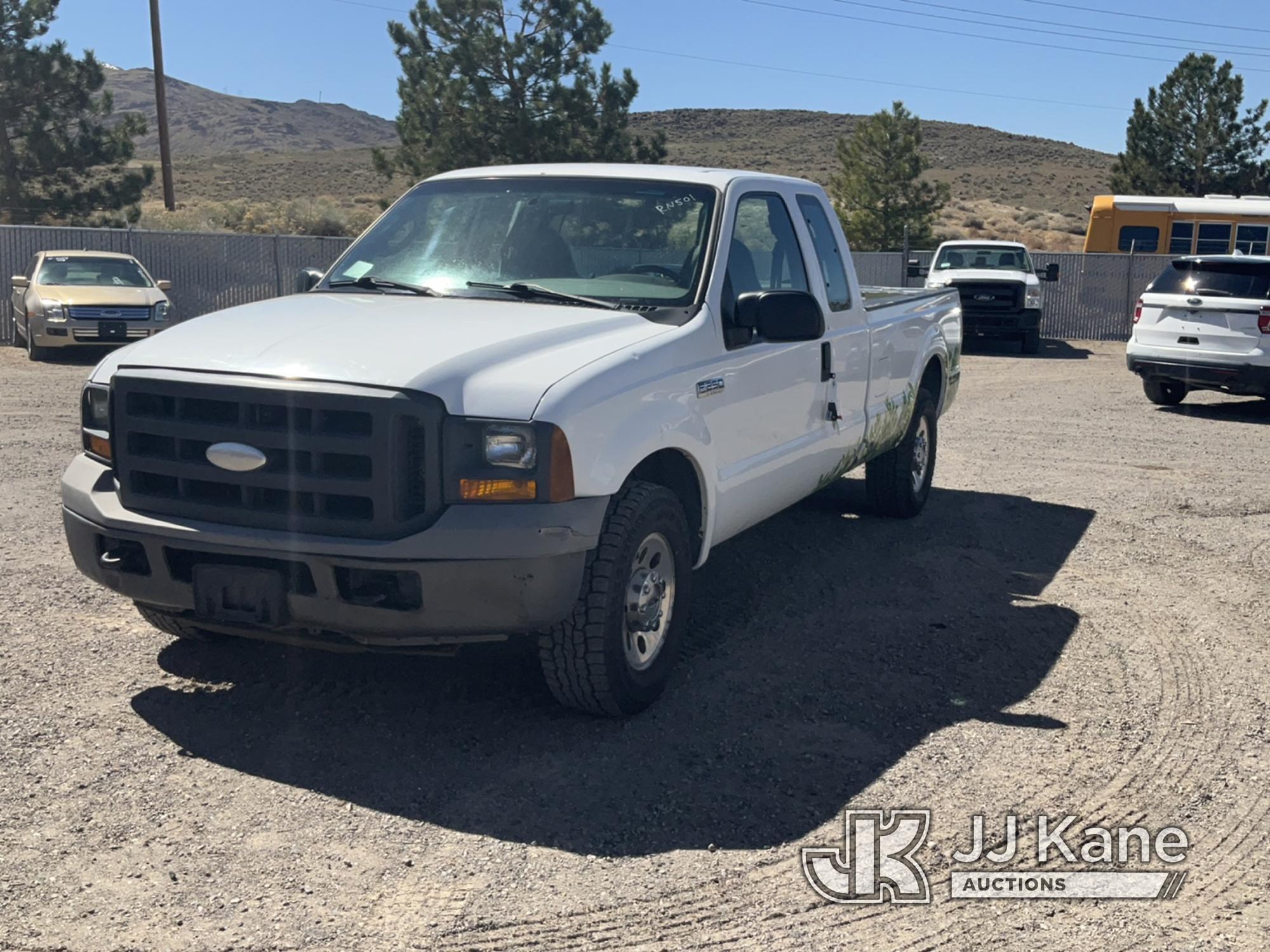 (Tracy-Clark, NV) 2005 Ford F250 Extended-Cab Pickup Truck Runs & Moves) (Minor Body Damage, Cracked