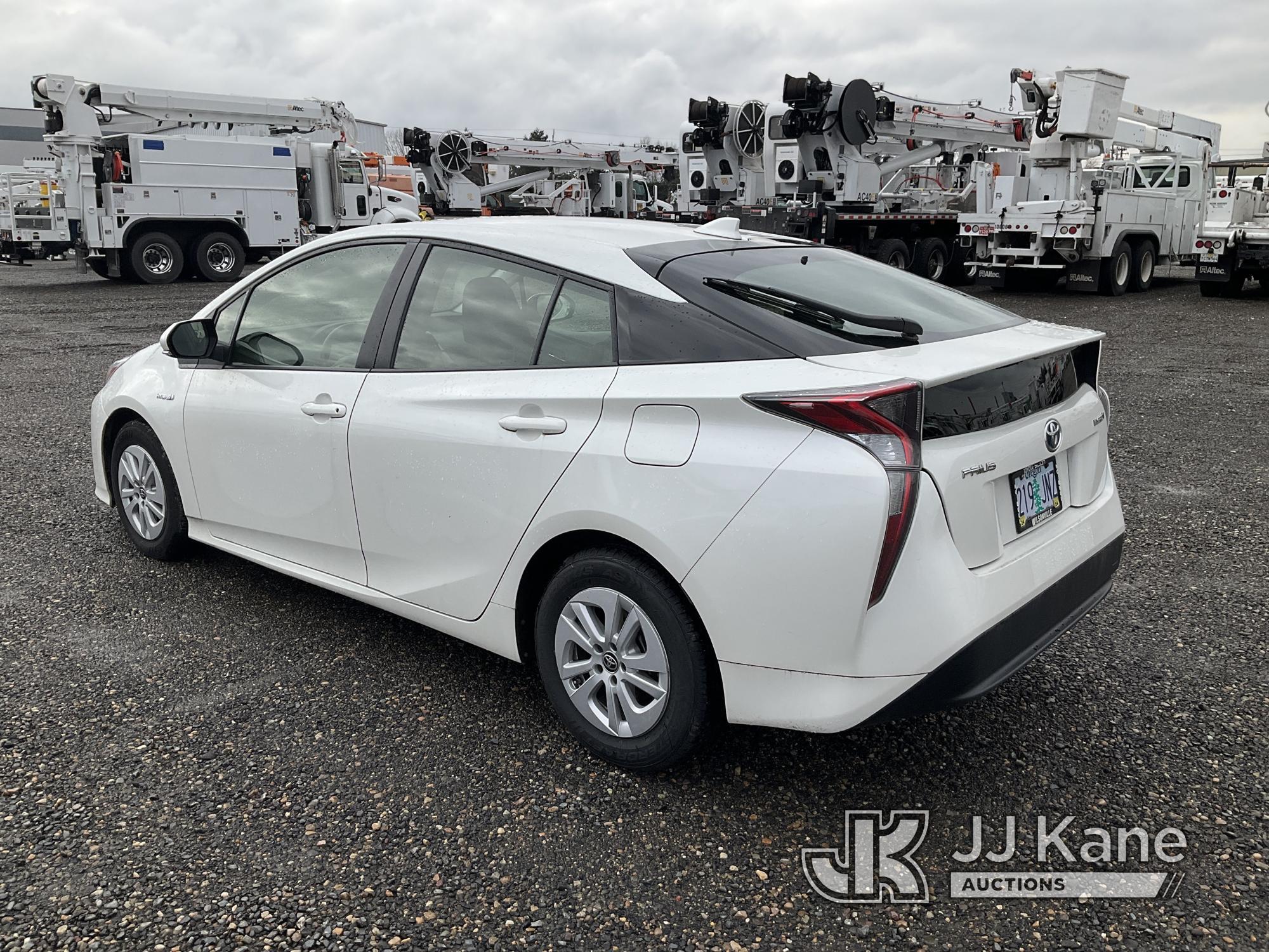 (Portland, OR) 2016 Toyota Prius Hybrid 4-Door Hatch Back Runs & Moves