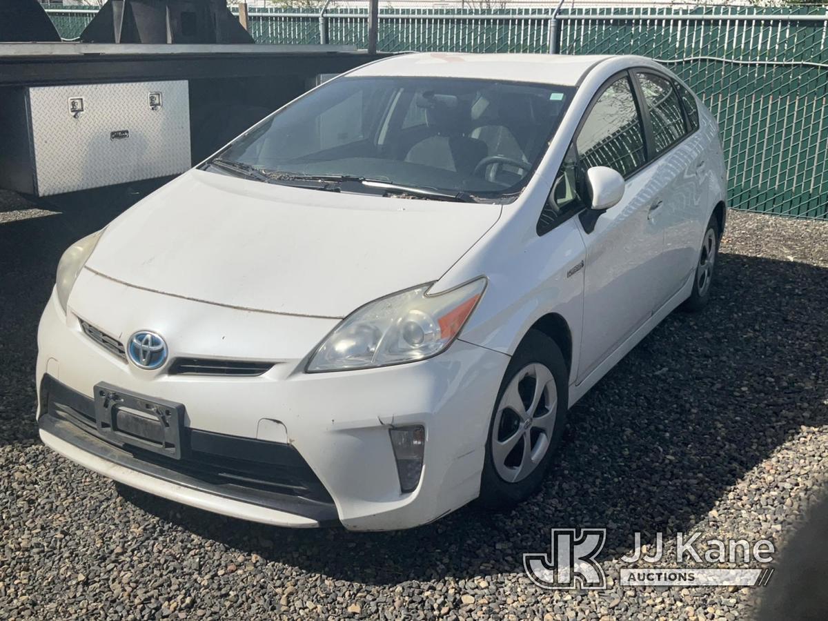 (Portland, OR) 2013 TOYOTA PRIUS FIVE (C 1229 4-Door Hybrid Sedan Runs & Moves) (Jump To Start, Brok