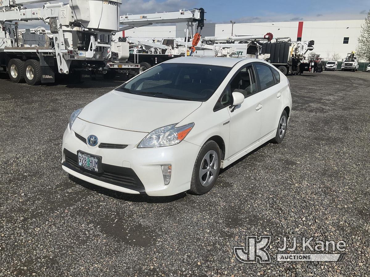 (Portland, OR) 2015 Toyota Prius Hybrid 4-Door Hybrid Sedan Runs & Moves) (Windshield Cracked