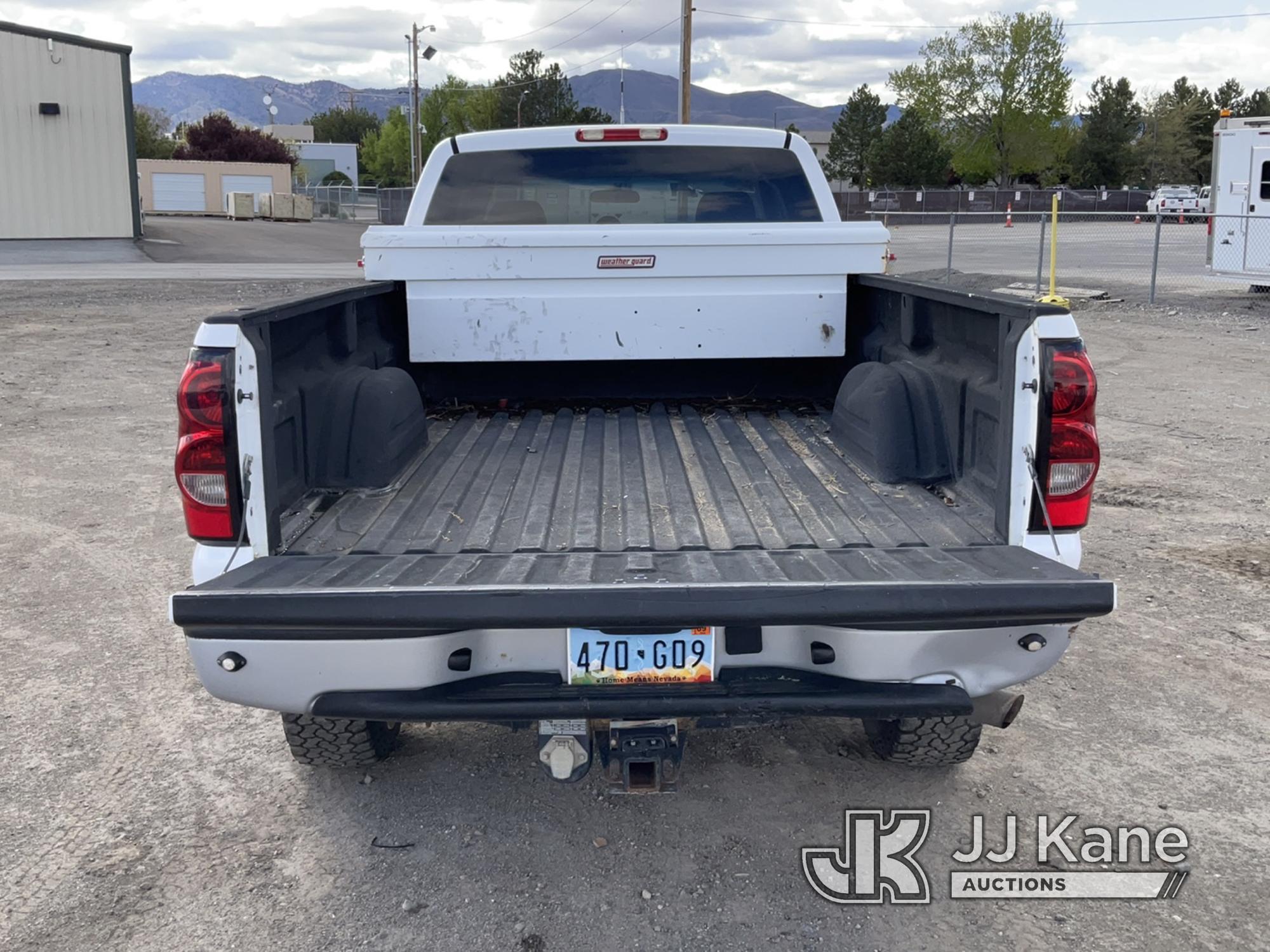 (Reno, NV) 2006 Chevrolet Silverado 2500HD 4x4 Extended-Cab Pickup Truck Runs & Moves