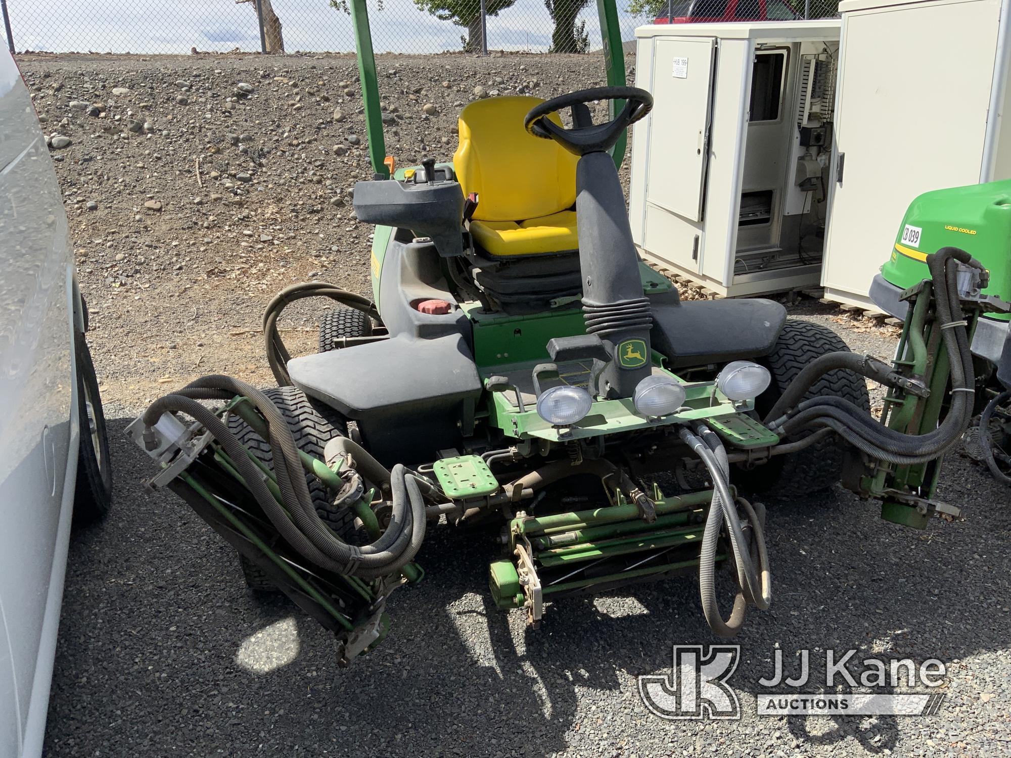 (Ephrata, WA) John Deere 7500 PCFM Lawn Mower Runs & Moves