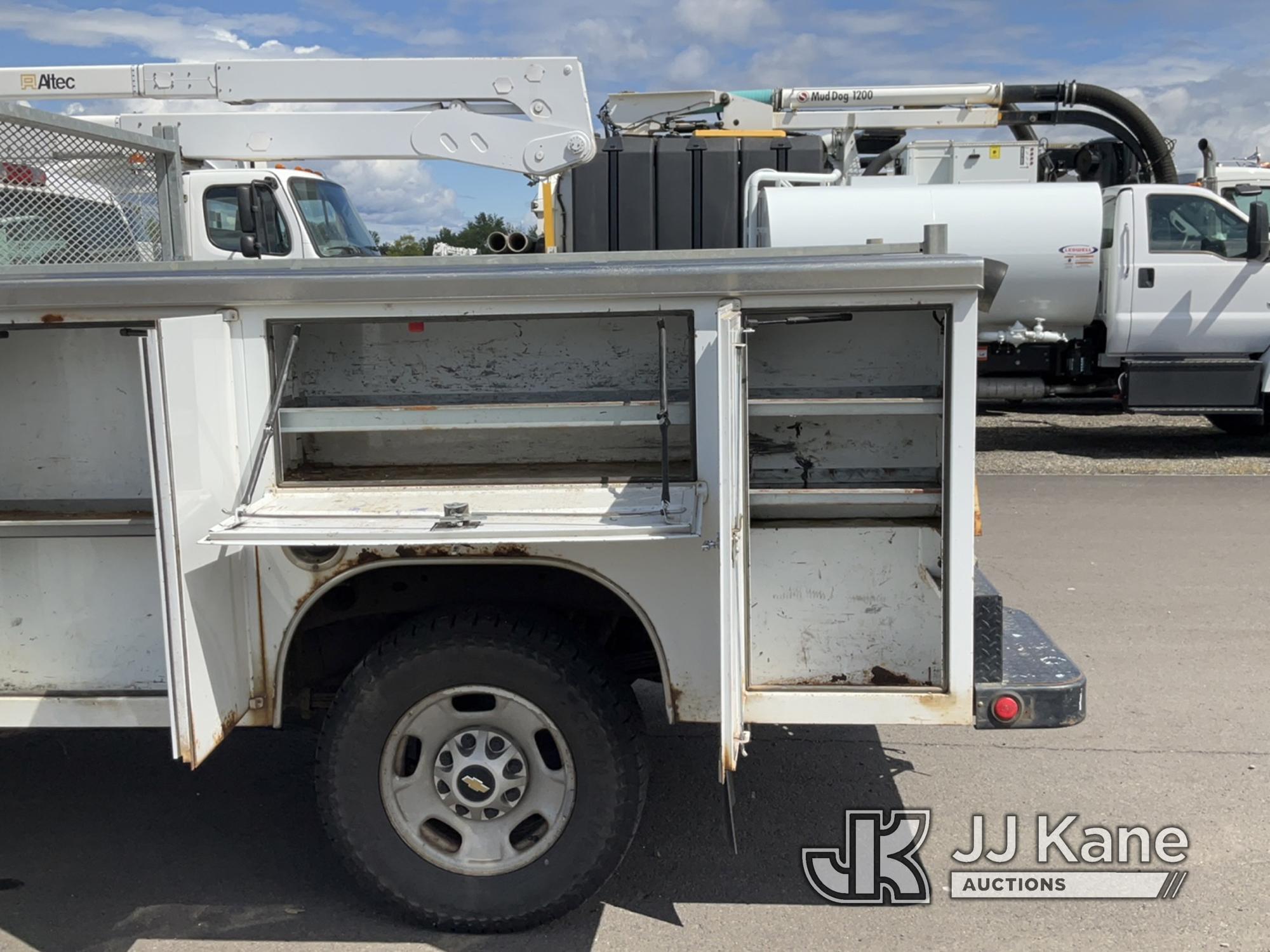 (Portland, OR) 2013 Chevrolet Silverado 2500HD 4x4 Service Truck Runs & Moves)(Some rust On Utility