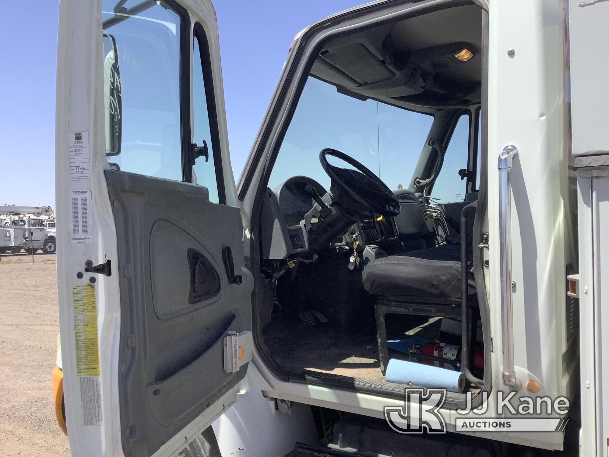 (Phoenix, AZ) Terex/Telelect HiRanger 5TC-55, Material Handling Bucket Truck rear mounted on 2005 In