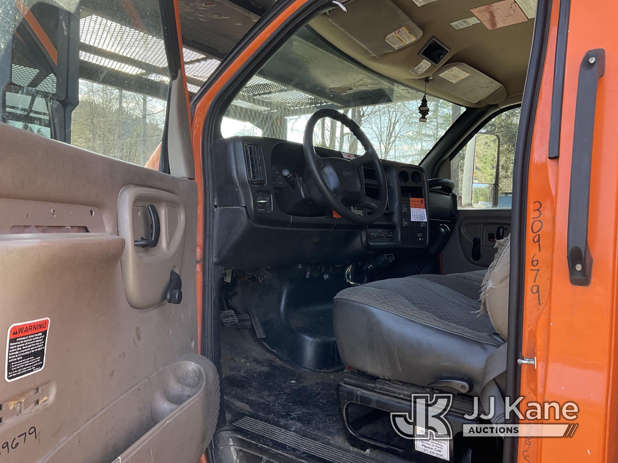 (Tacoma, WA) Altec LRV60/E70, Over-Center Elevator Bucket mounted behind cab on 2004 GMC C7500 Chipp