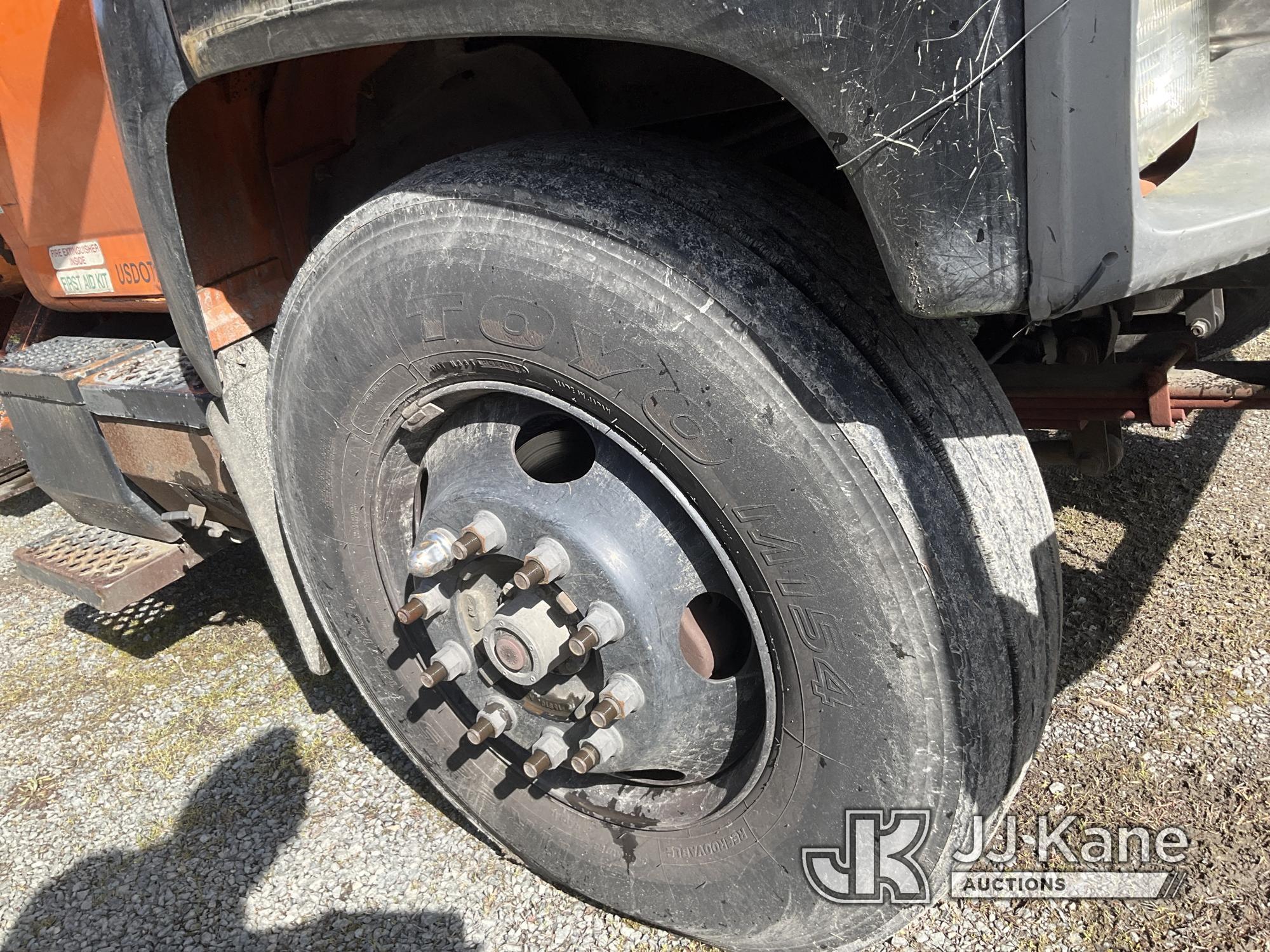 (Tacoma, WA) Altec LRV60/E70, Over-Center Elevator Bucket mounted behind cab on 2004 GMC C7500 Chipp