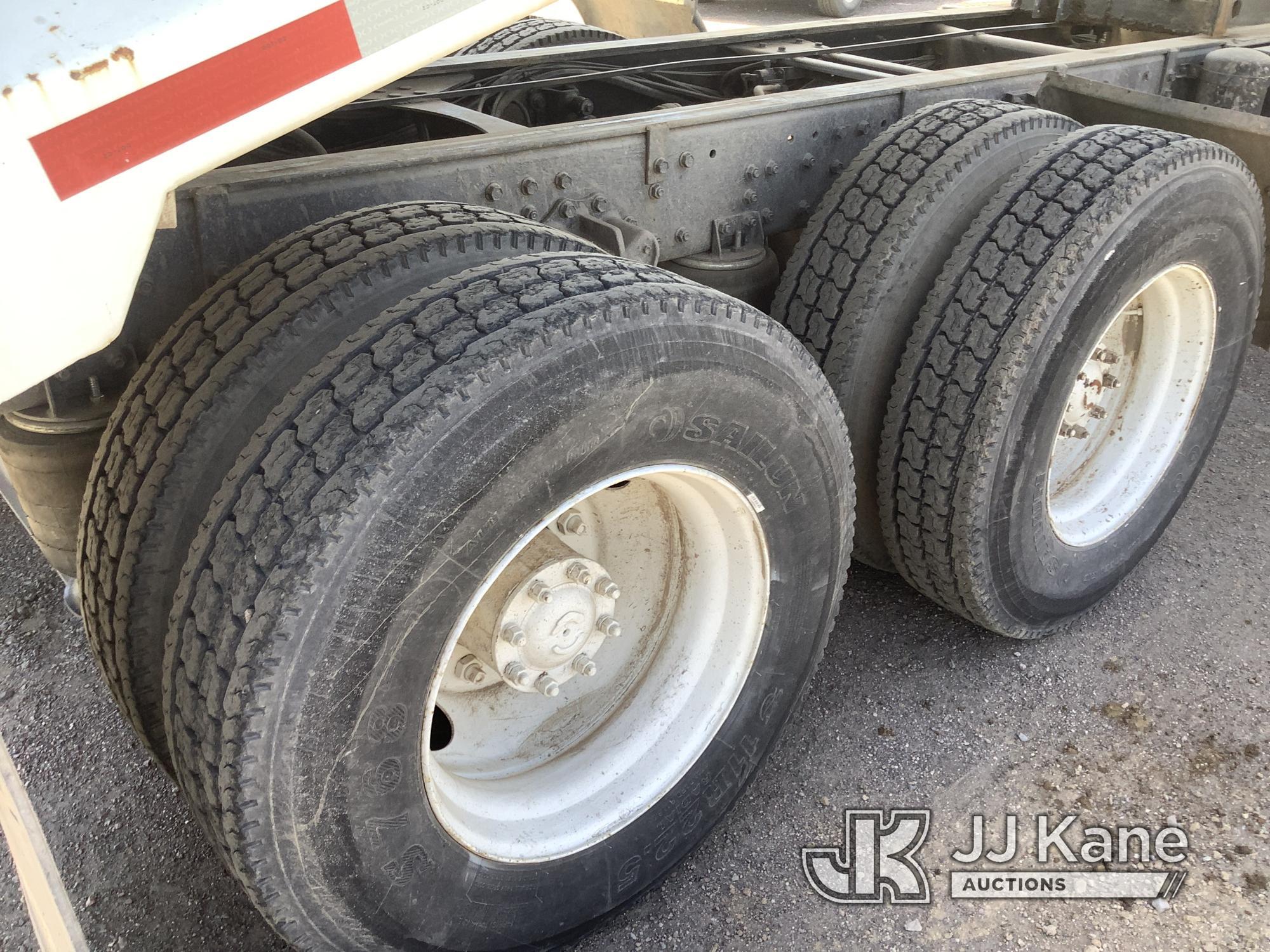 (Phoenix, AZ) 1990 WhiteGMC WG T/A Dump Truck Runs & Moves, Dump Operates) (Odometer display is brok