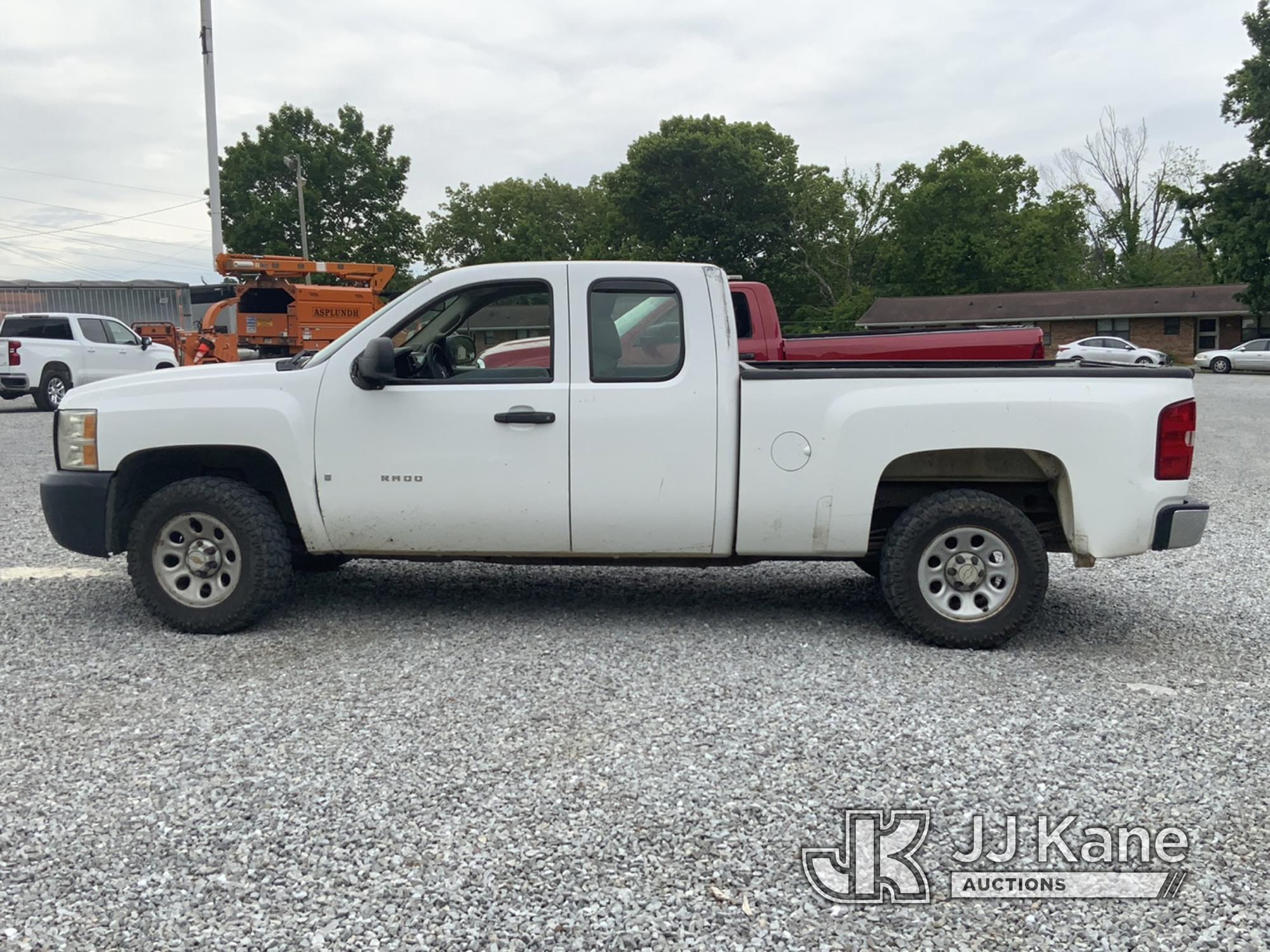 (New Tazewell, TN) 2007 Chevrolet Silverado 1500 Extended-Cab Pickup Truck Runs & Moves) (Body Damag