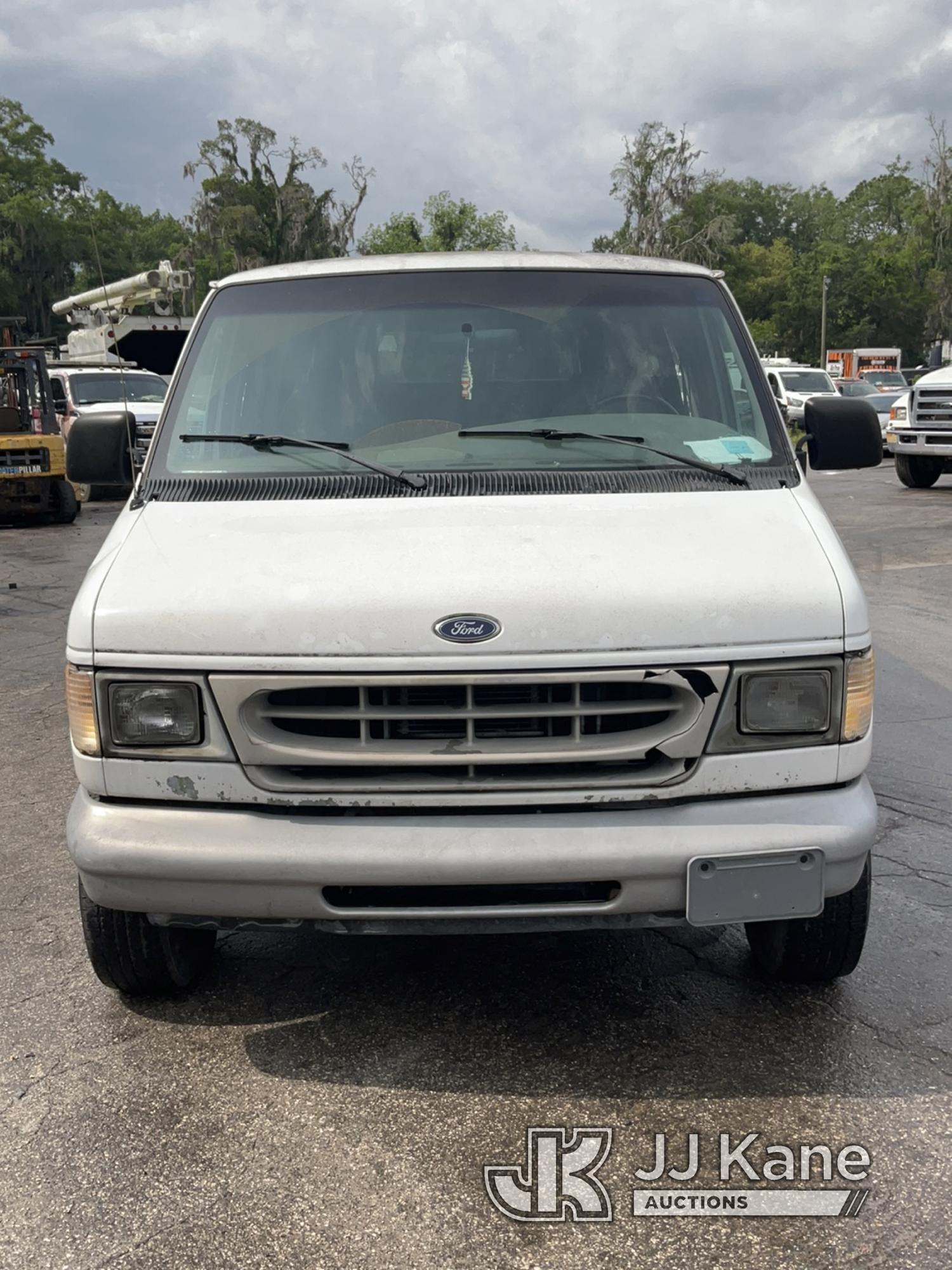 (Ocala, FL) 1999 Ford E350 Extended Passenger Van Runs, Moves, Service Engine Light On) ( Minor Body