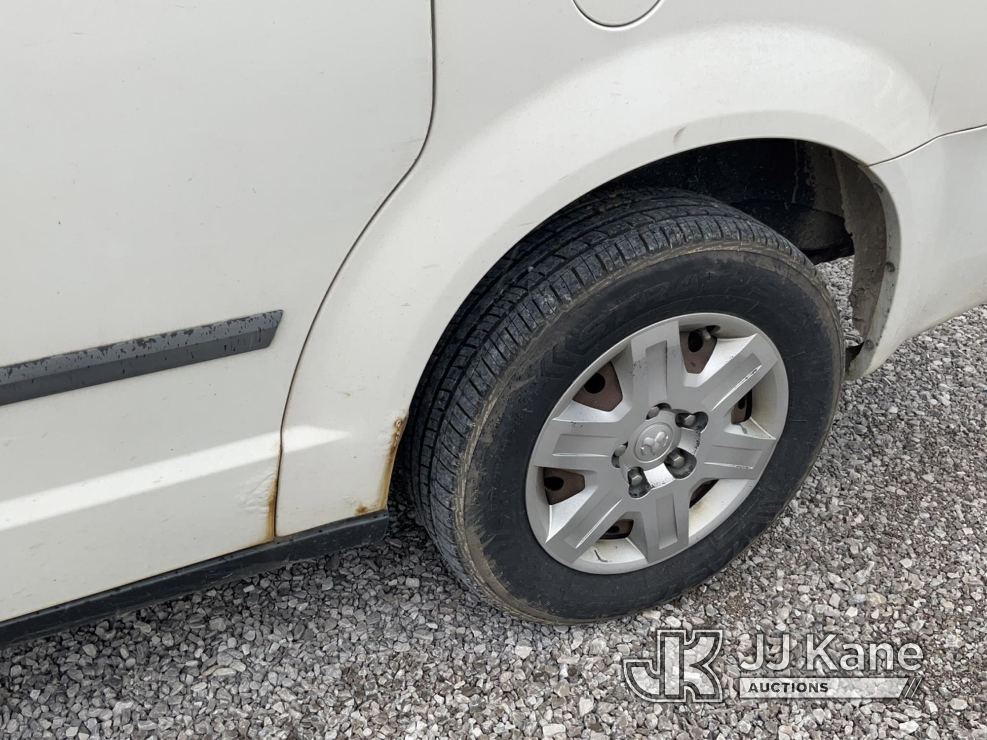 (Verona, KY) 2010 Dodge Grand Caravan Van Runs & Moves) (Rust Damage, Exhaust Leak, Shifter Knob Mis