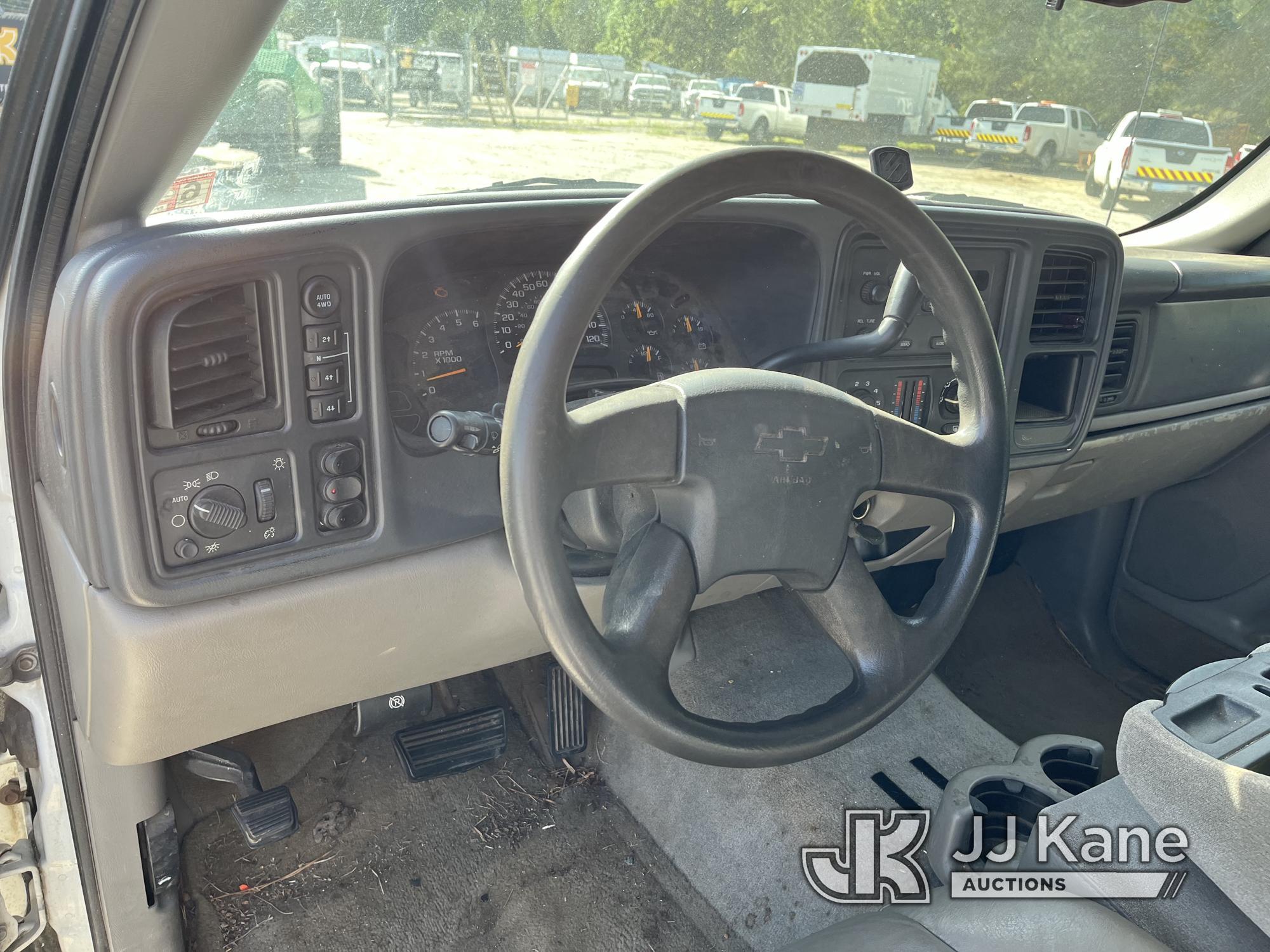 (Chester, VA) 2004 Chevrolet Suburban 1500 4x4 4-Door Sport Utility Vehicle Runs & Moves) (Check Eng