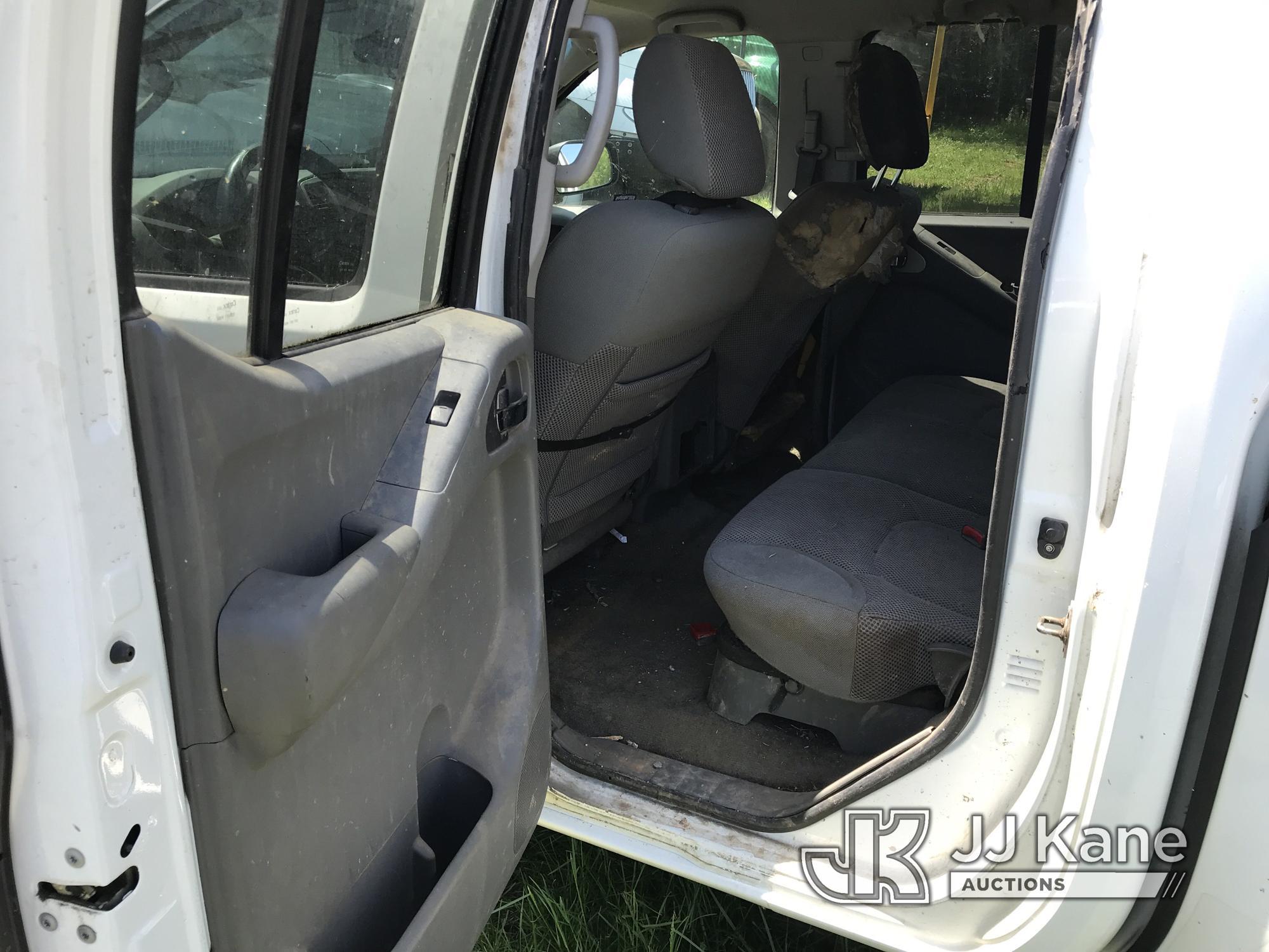 (Kodak, TN) 2015 Nissan Frontier 4x4 Crew-Cab Pickup Truck Not Running & Condition Unknown) (Cracked