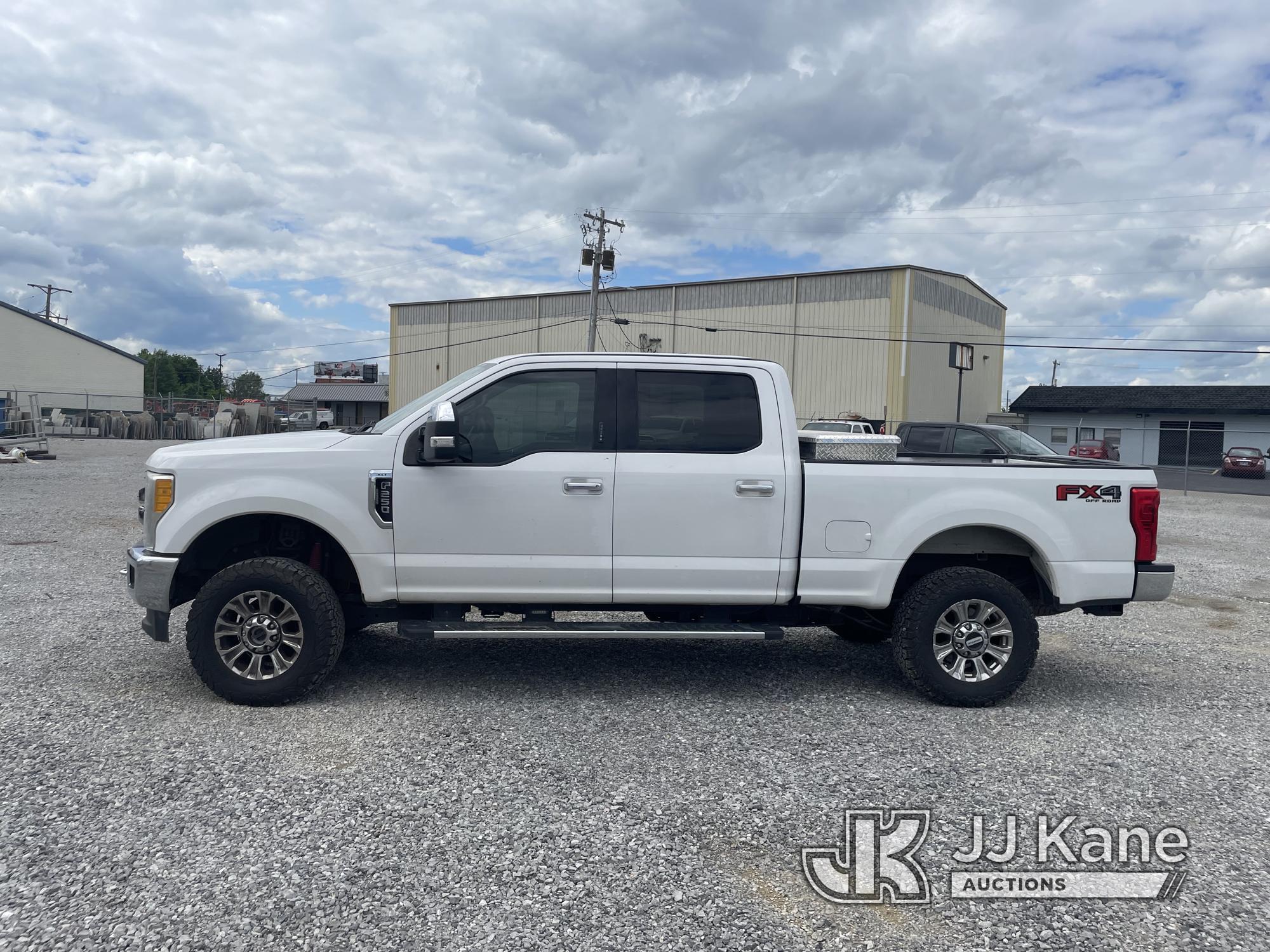 (Chattanooga, TN) 2017 Ford F250 4x4 Crew-Cab Pickup Truck Runs & Moves) (Check Engine Light On, TPS