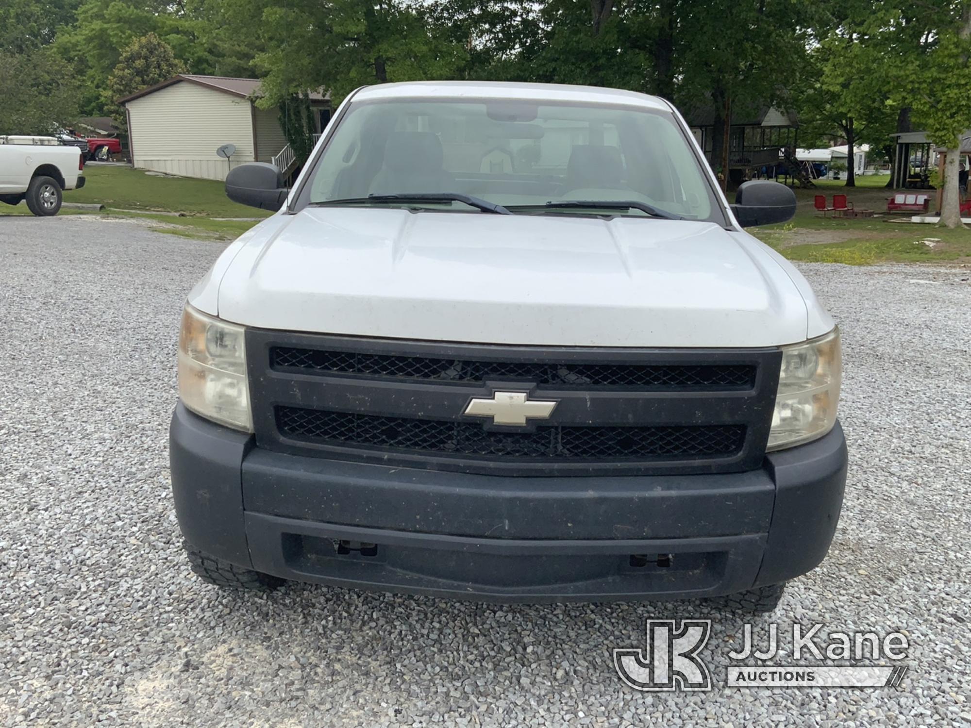 (New Tazewell, TN) 2007 Chevrolet Silverado 1500 Extended-Cab Pickup Truck Runs & Moves) (Body Damag