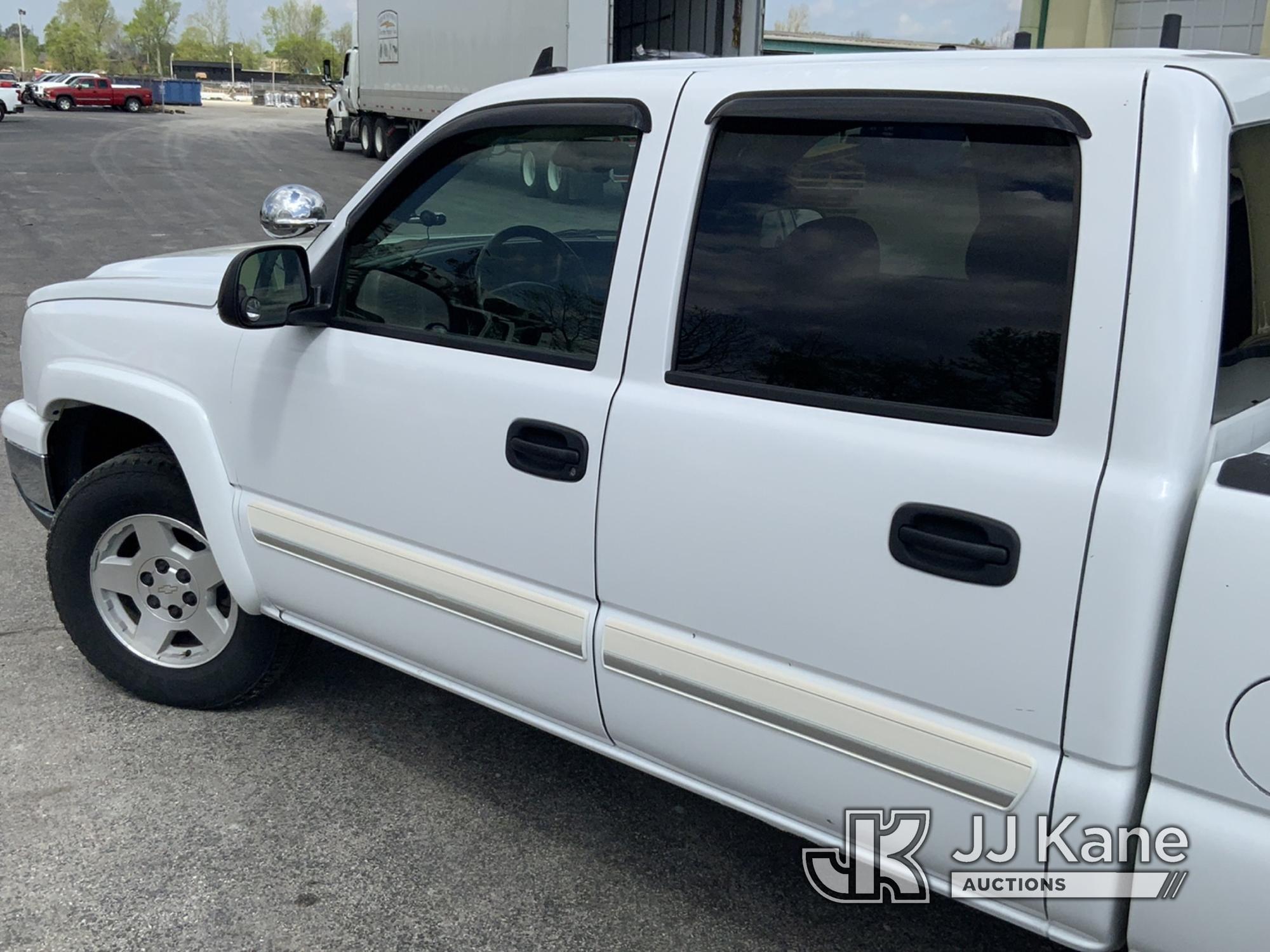 (Owensboro, KY) 2006 Chevrolet Silverado 1500 4x4 Crew-Cab Pickup Truck Runs & Moves) (Check Engine