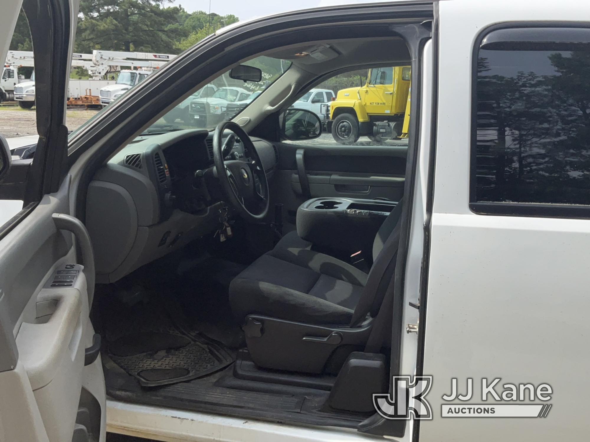 (Charlotte, NC) 2013 Chevrolet Silverado 1500 4x4 Extended-Cab Pickup Truck Runs & Moves) (Trans Sli