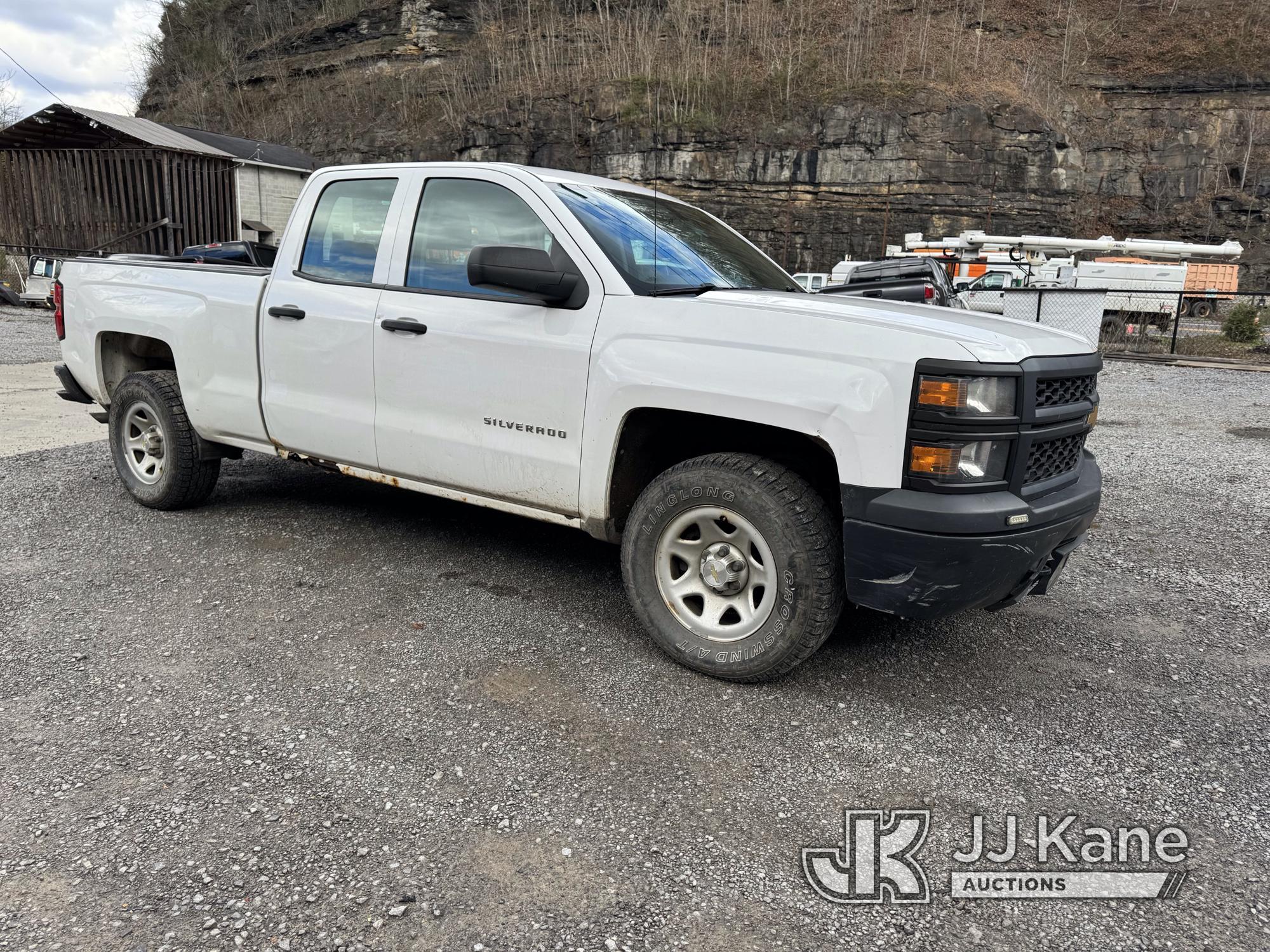 (Hanover, WV) 2015 Chevrolet Silverado 1500 4x4 Extended-Cab Pickup Truck Runs & Does Not Move) (Min