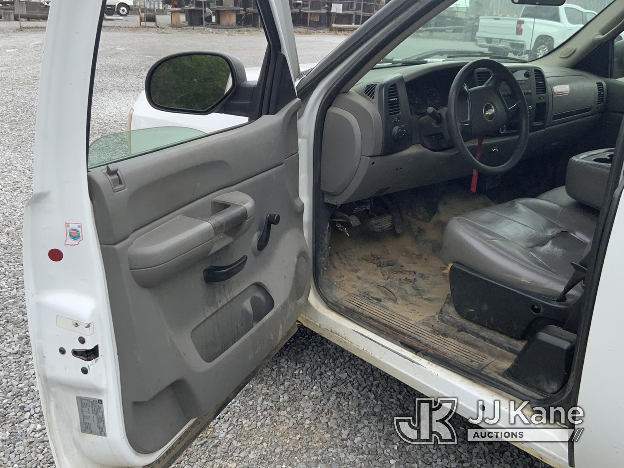 (New Tazewell, TN) 2007 Chevrolet Silverado 1500 Extended-Cab Pickup Truck Runs & Moves) (Body Damag