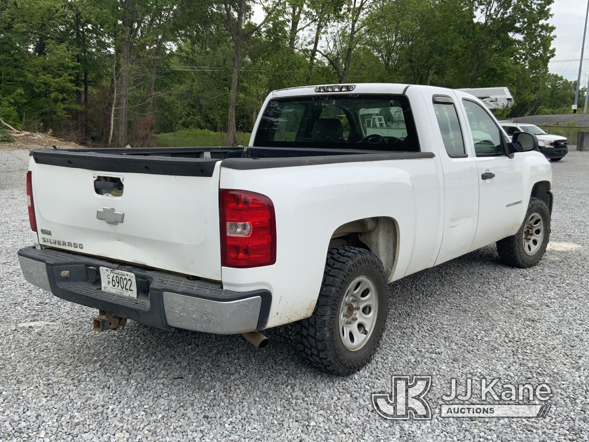 (New Tazewell, TN) 2007 Chevrolet Silverado 1500 Extended-Cab Pickup Truck Runs & Moves) (Body Damag