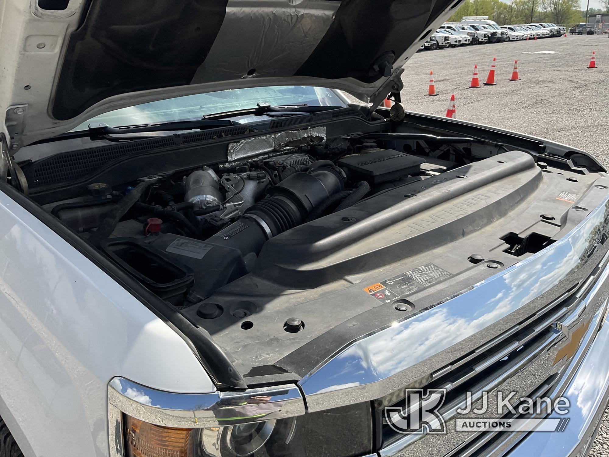 (Verona, KY) 2018 Chevrolet Silverado 2500HD 4x4 Crew-Cab Pickup Truck Runs & Moves) (Engine Tick, B