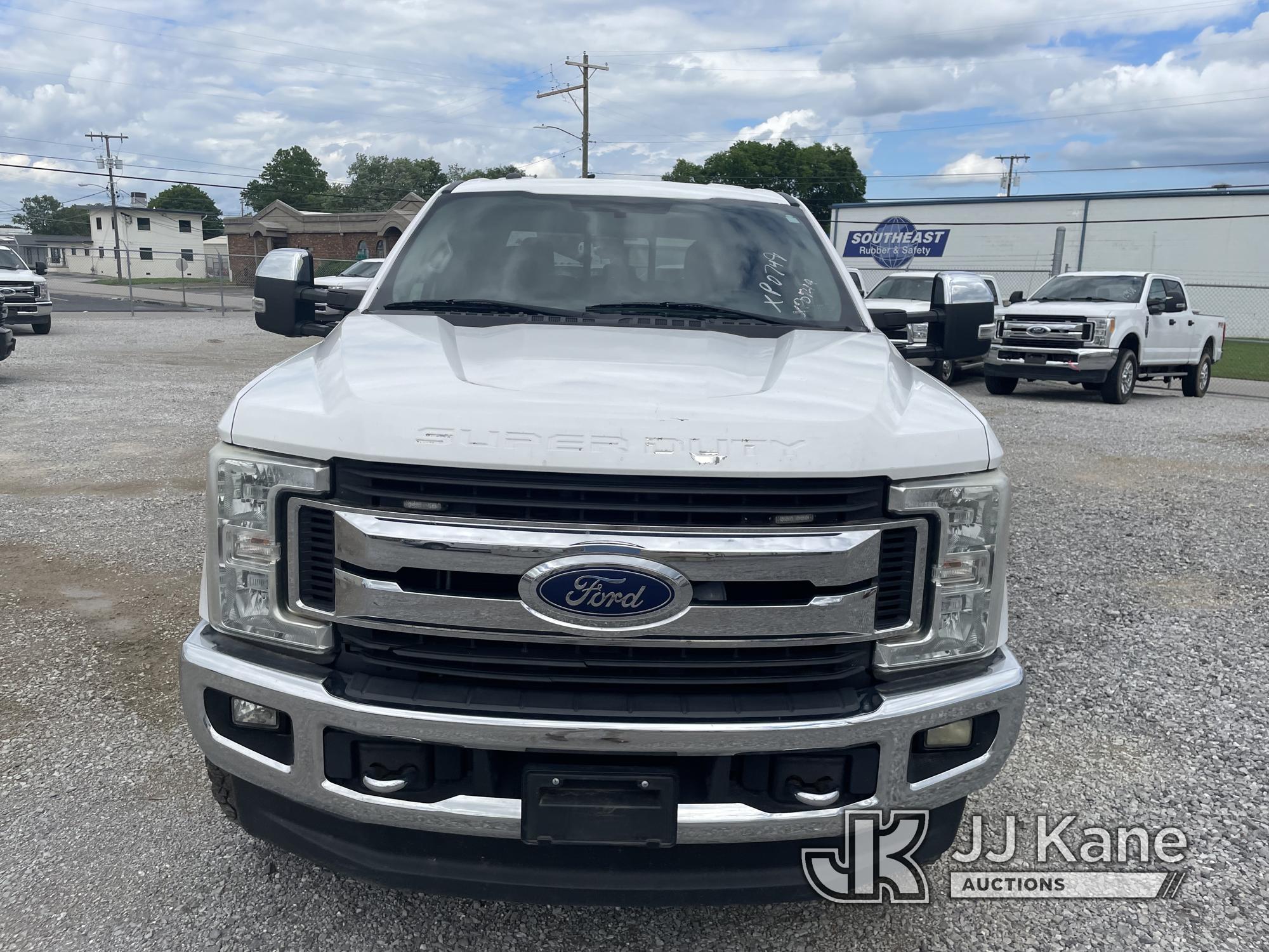 (Chattanooga, TN) 2017 Ford F250 4x4 Crew-Cab Pickup Truck Runs & Moves) (Check Engine Light On, TPS