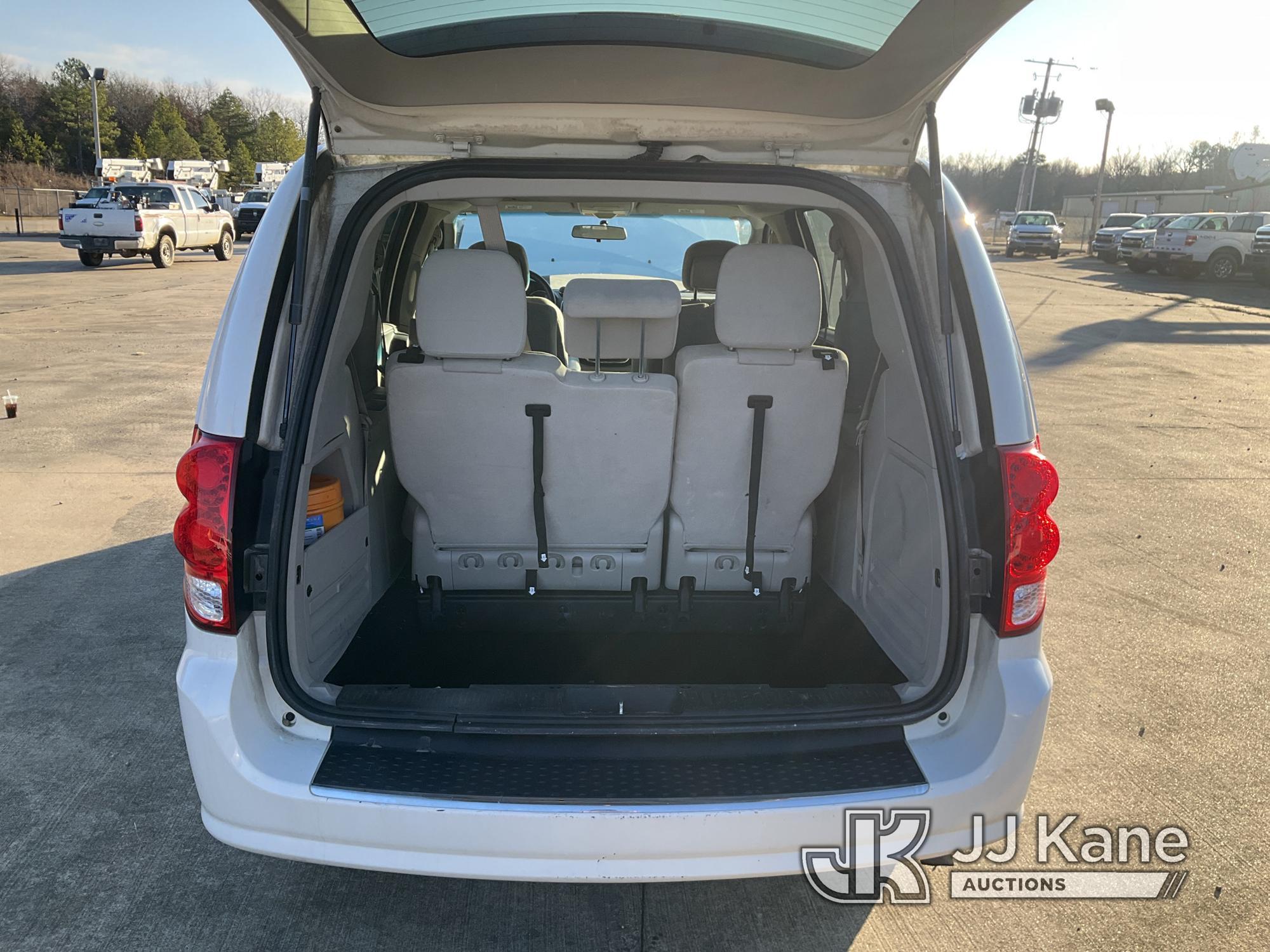 (Conway, AR) 2013 Dodge Grand Caravan SE Mini Cargo Van Runs & Moves) (Jump to Start, Bad Battery on