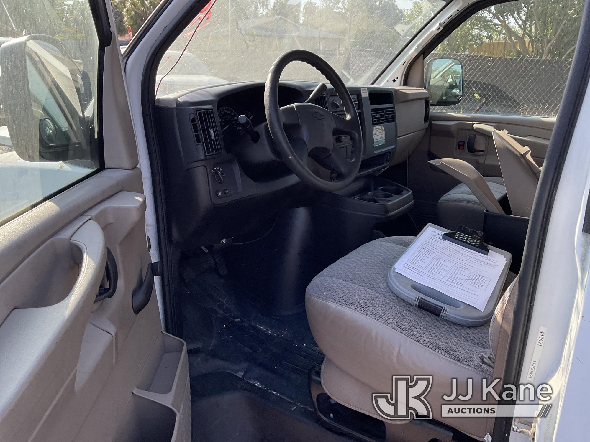 (Tampa, FL) 2007 Chevrolet Express G1500 Cargo Van Runs & Moves)(Jump To Start