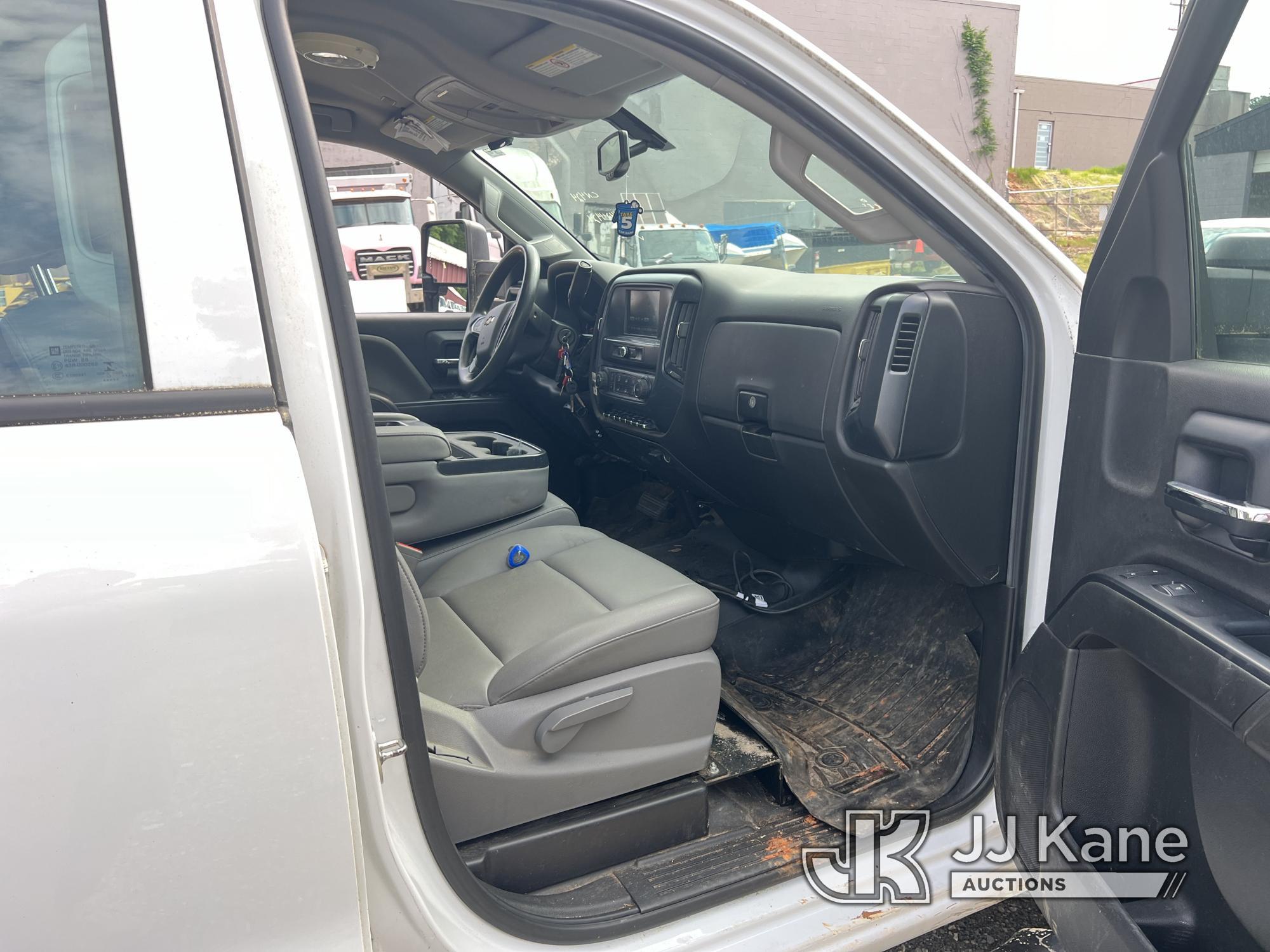 (Charlotte, NC) 2018 Chevrolet Silverado 2500HD 4x4 Extended-Cab Pickup Truck Runs & Moves) (Paint/B