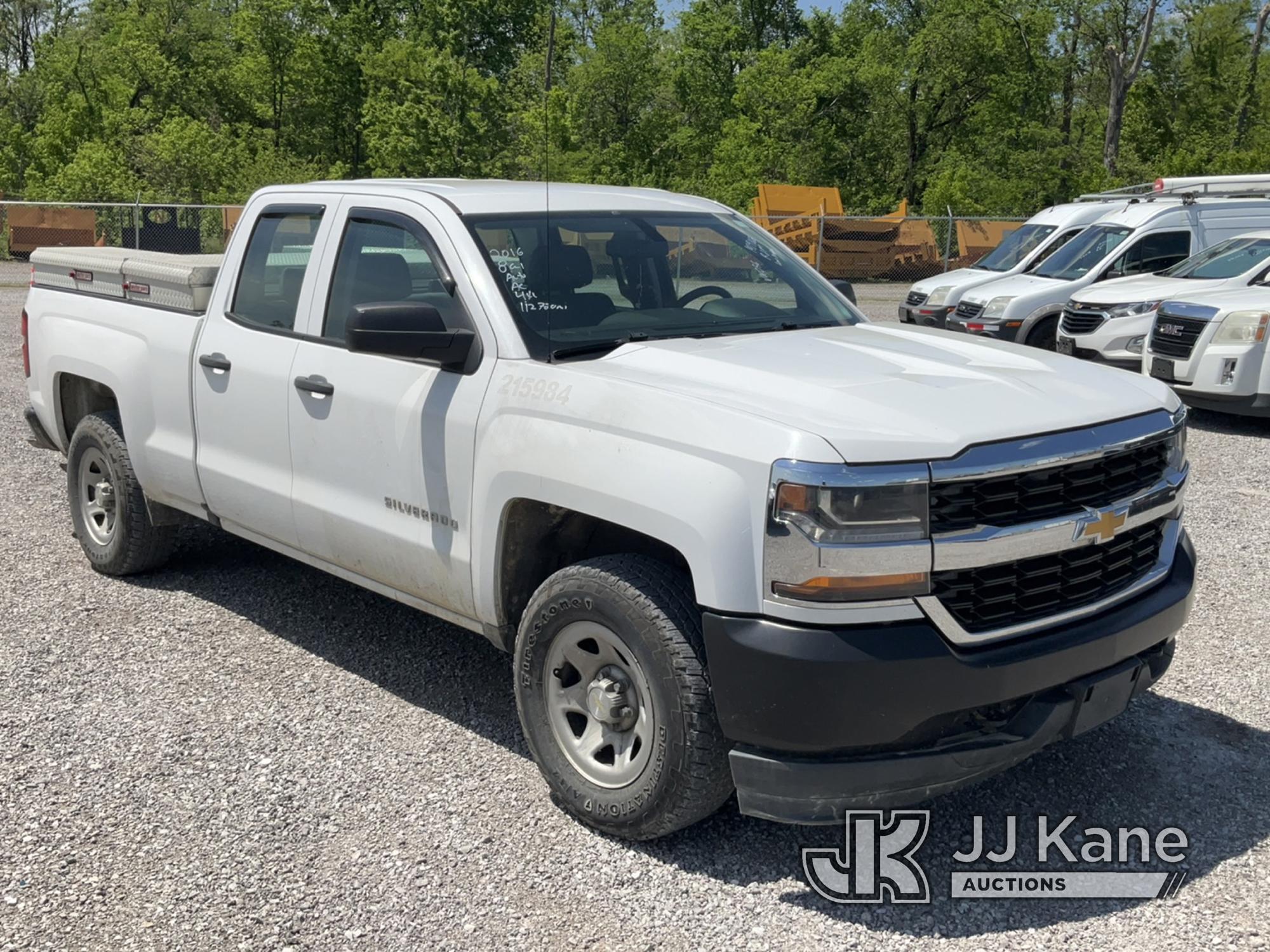 (Verona, KY) 2016 Chevrolet Silverado 1500 4x4 Extended-Cab Pickup Truck Runs & Moves) (Low Brakes