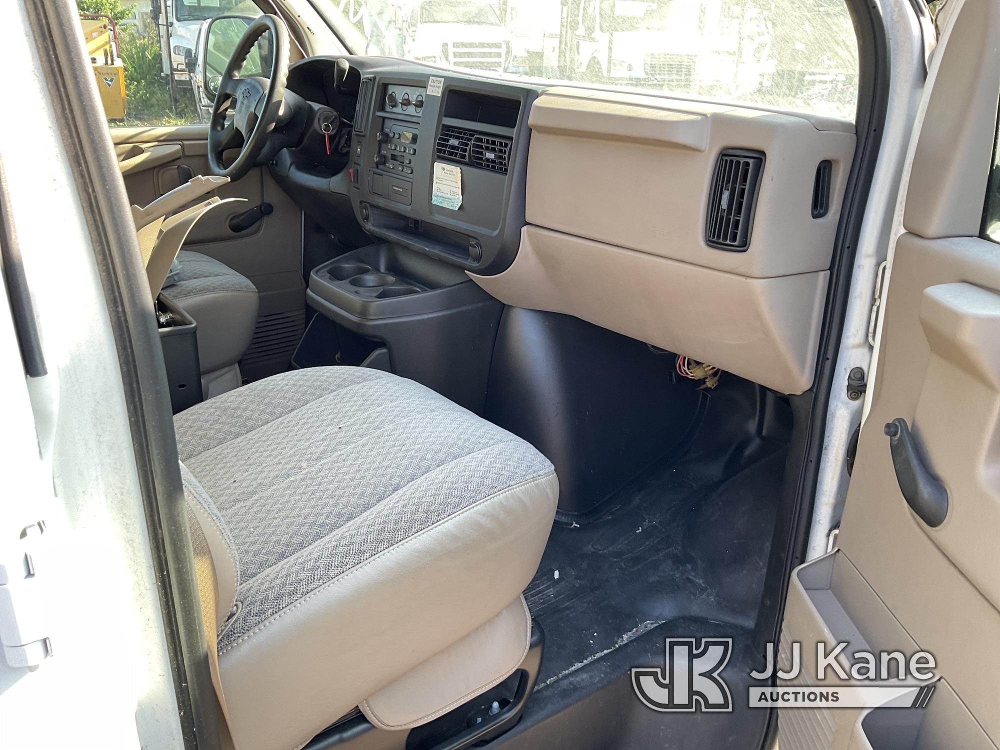 (Tampa, FL) 2007 Chevrolet Express G1500 Cargo Van Runs & Moves)(Jump To Start