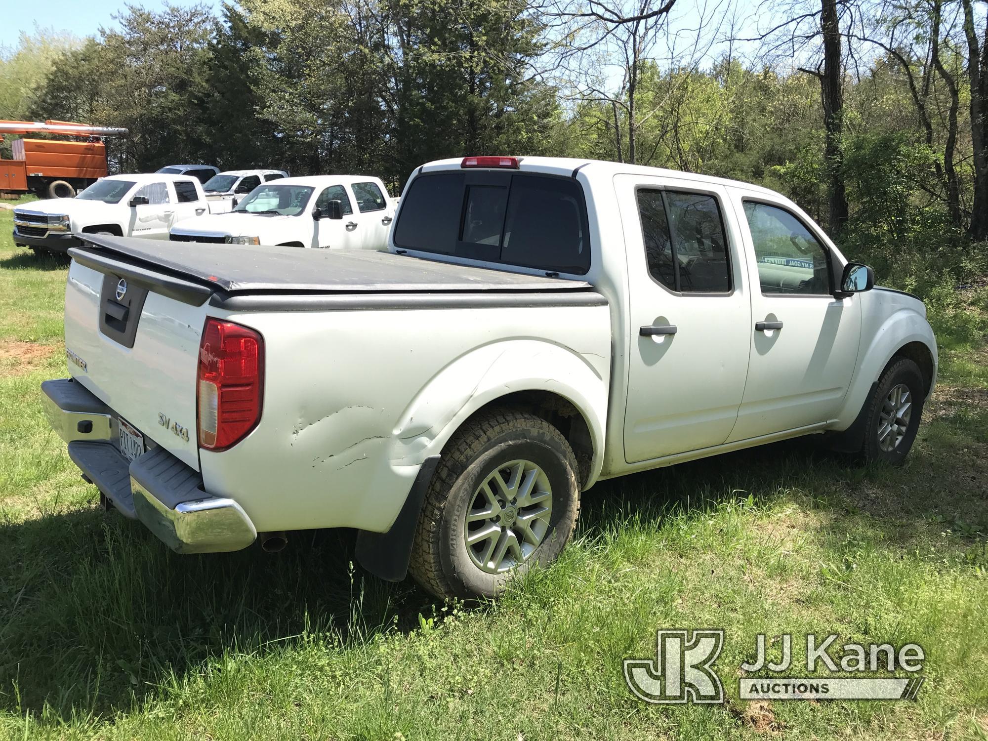 (Kodak, TN) 2015 Nissan Frontier 4x4 Crew-Cab Pickup Truck Not Running & Condition Unknown) (Cracked