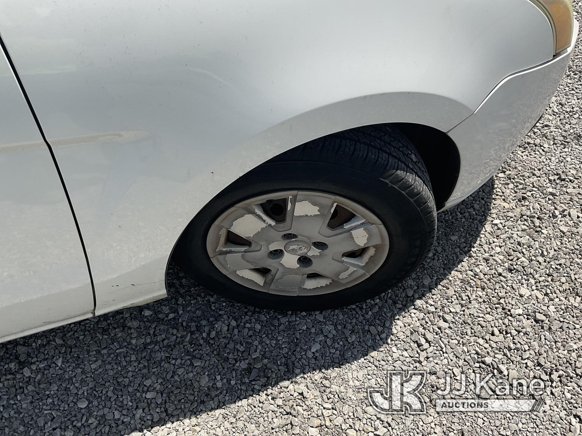 (Verona, KY) 2008 Ford Focus SE 4-Door Sedan Runs & Moves) ( Flat Left Front Tire, Off The Bead, Hol