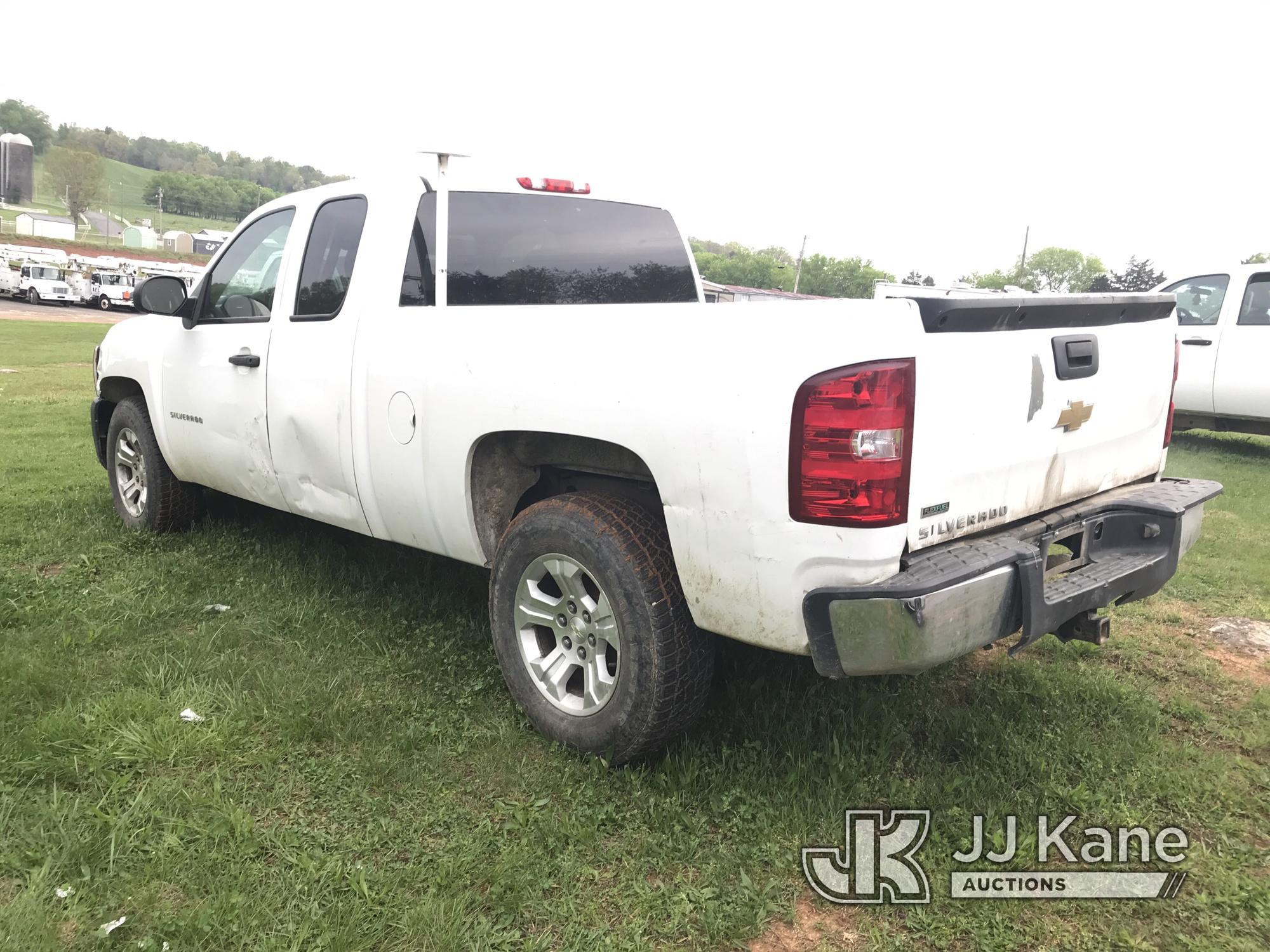 (Kodak, TN) 2011 Chevrolet Silverado 1500 4x4 Extended-Cab Pickup Truck Runs & Moves) (Engine Knocks