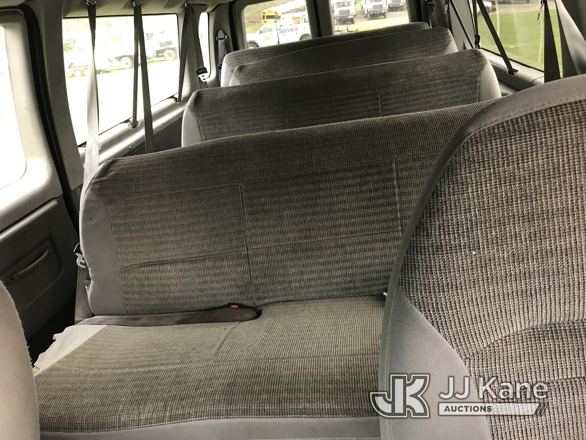 (Kodak, TN) 2004 Ford E350 Passenger Van Runs & Moves) (