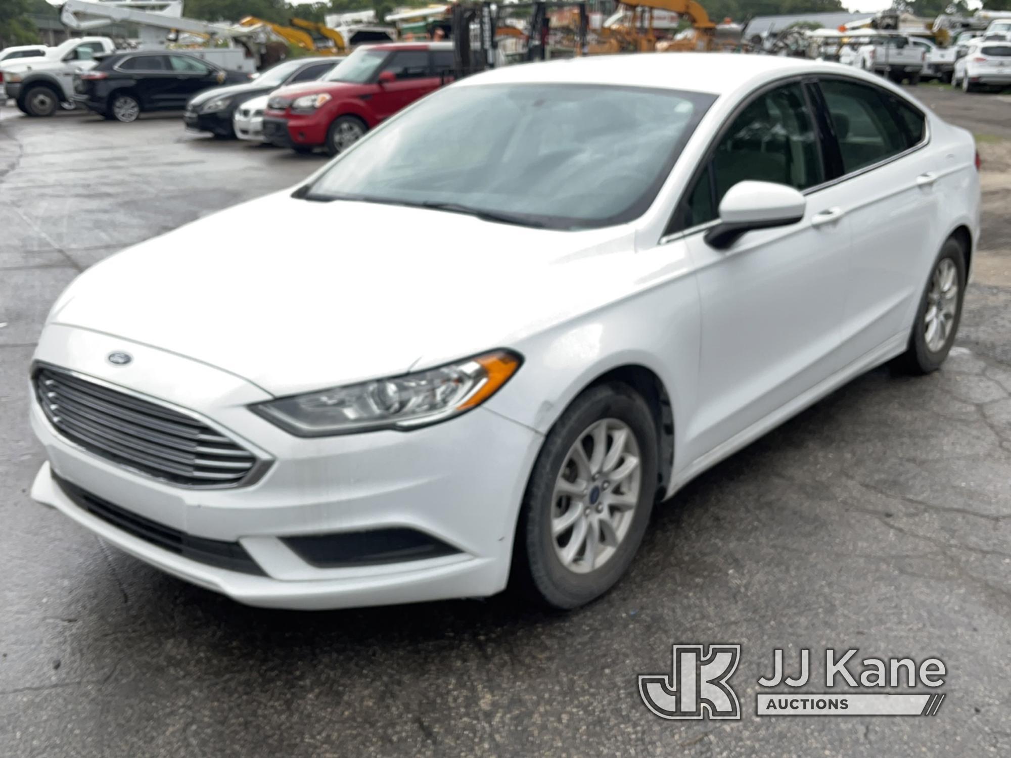 (Ocala, FL) 2017 Ford Fusion 4-Door Sedan Runs & Moves) (Minor Body Damage