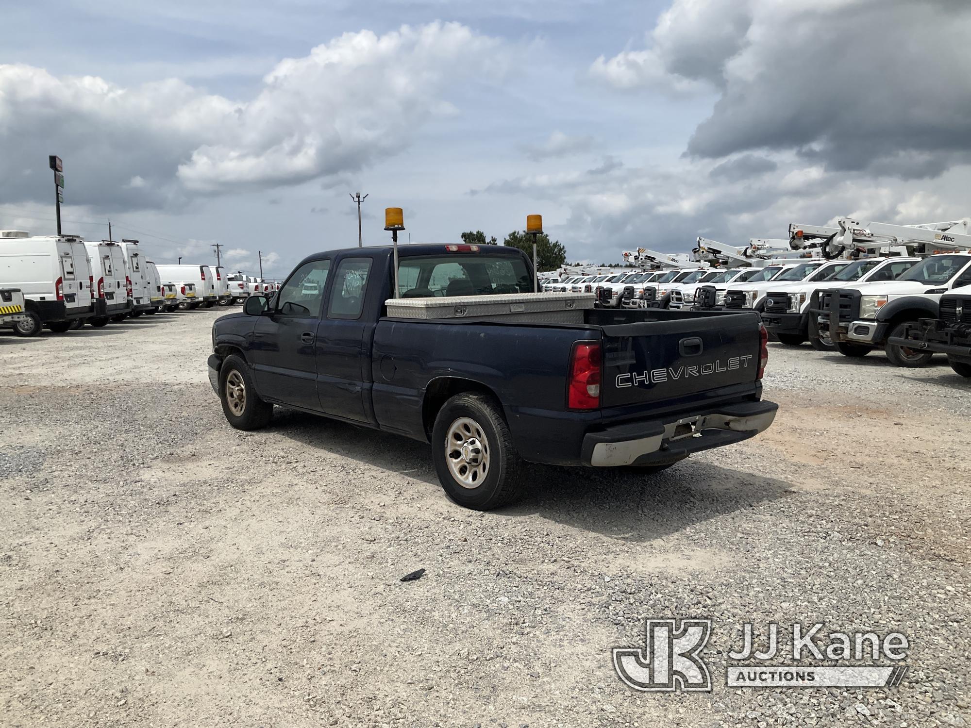 (Villa Rica, GA) 2005 Chevrolet Silverado 1500 Extended-Cab Pickup Truck Runs & Moves) (Jump To Star